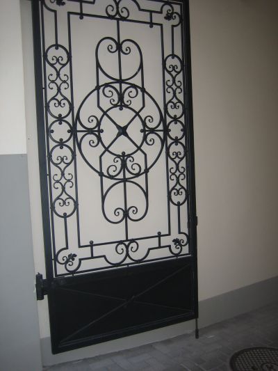 metāla griešana leņķos, metālkonstrukciju montāža, celtniecības un remonta darbi