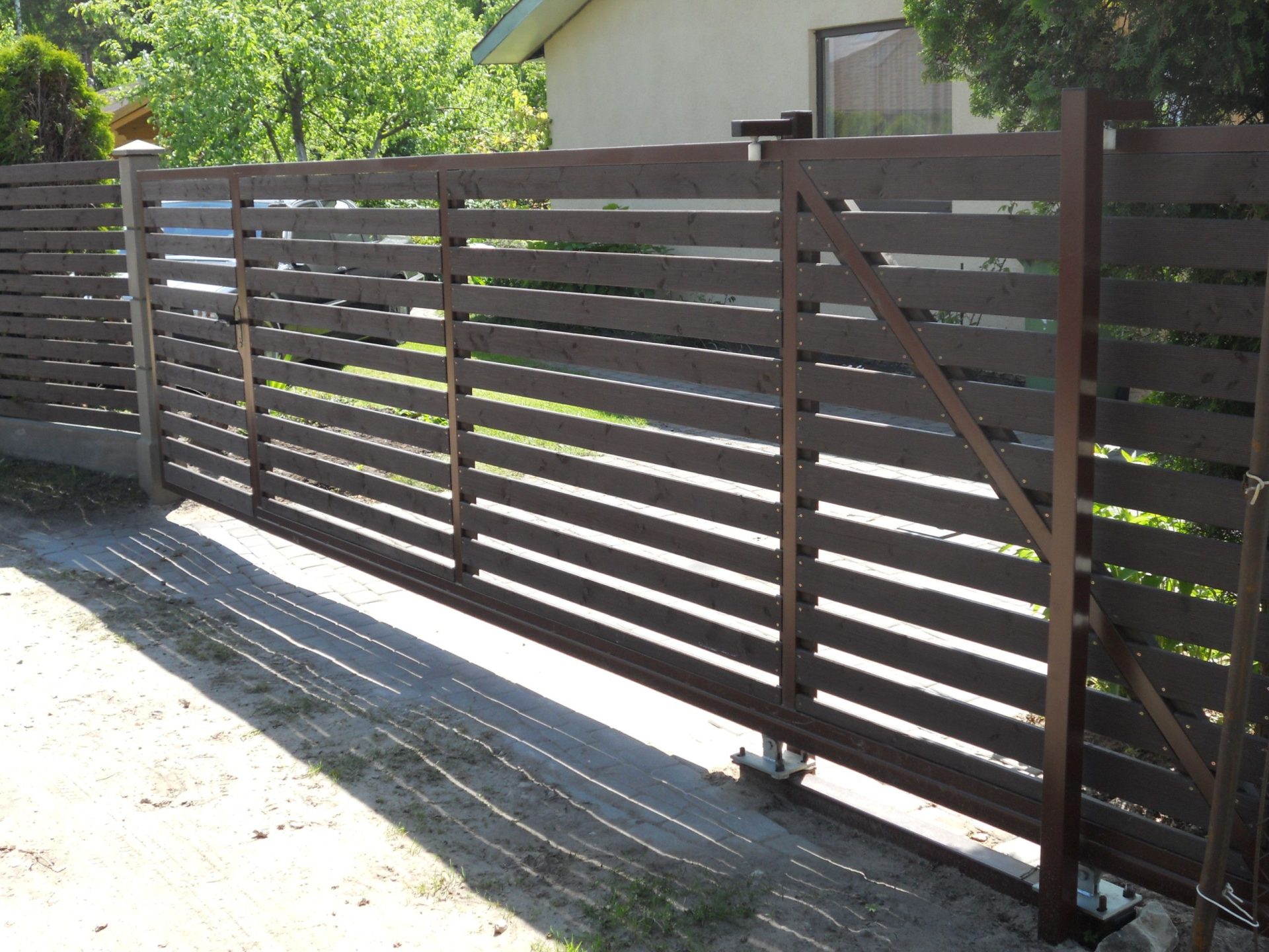 Bīdāmie/ veramie vārti Drāšu/ stiepļu žogi Drošības sistēmas Koka žogi