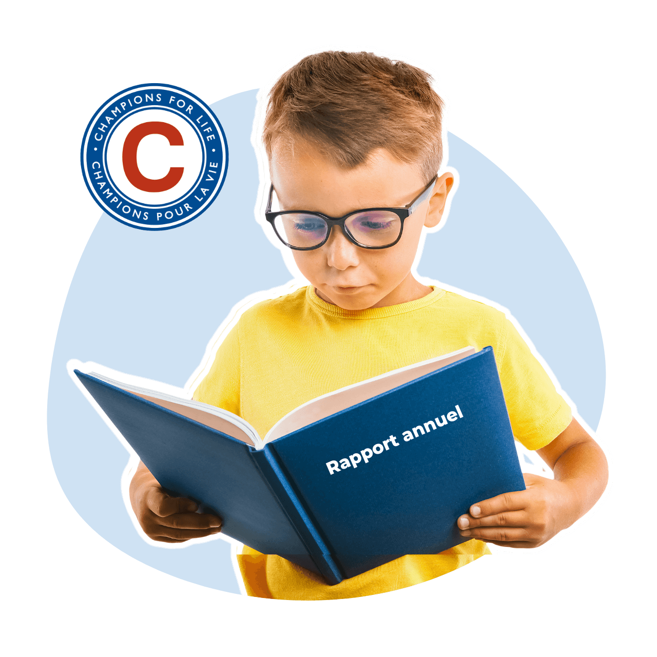 Un jeune garçon portant des lunettes lit un rapport annuel