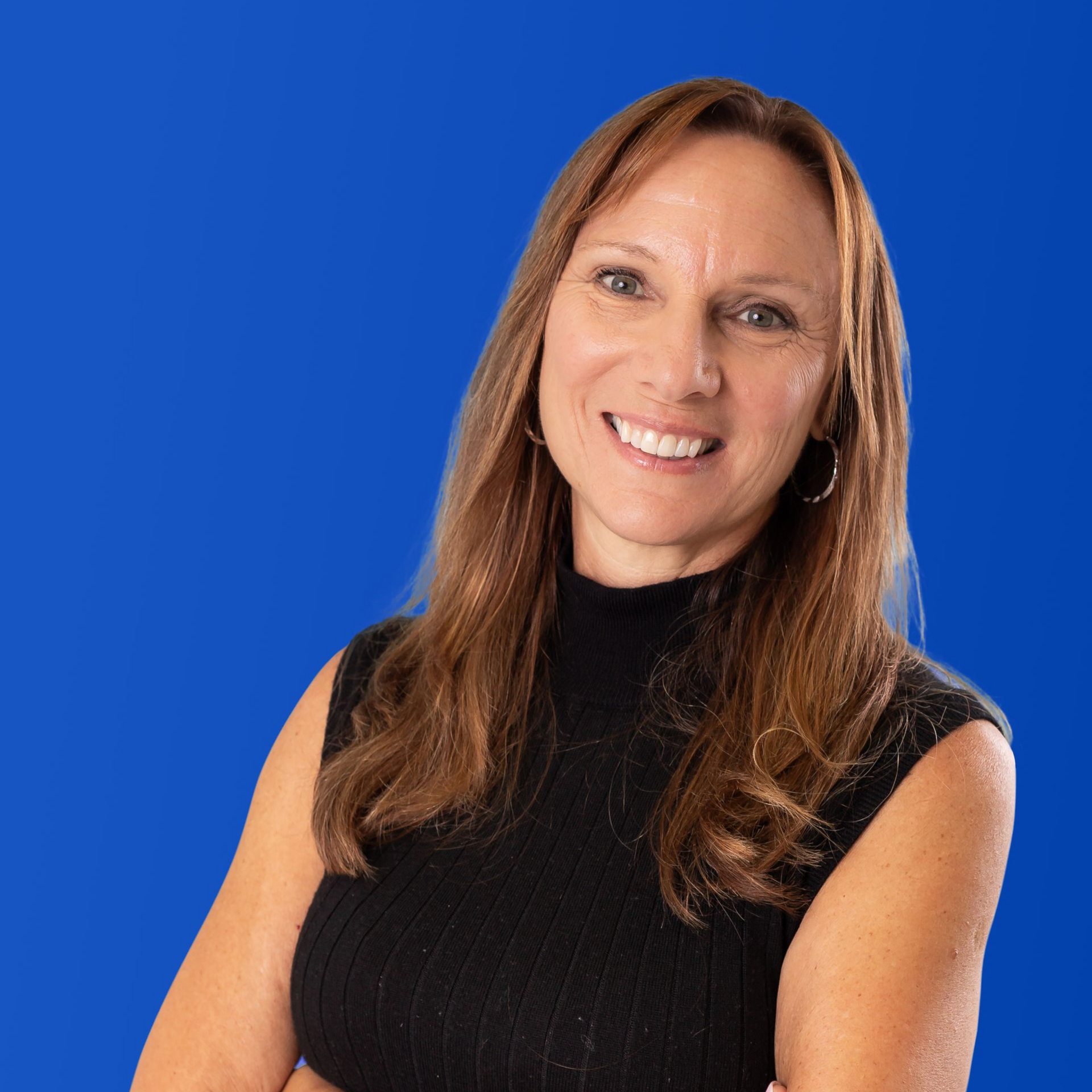 A woman with long blonde hair is smiling in a yellow circle.