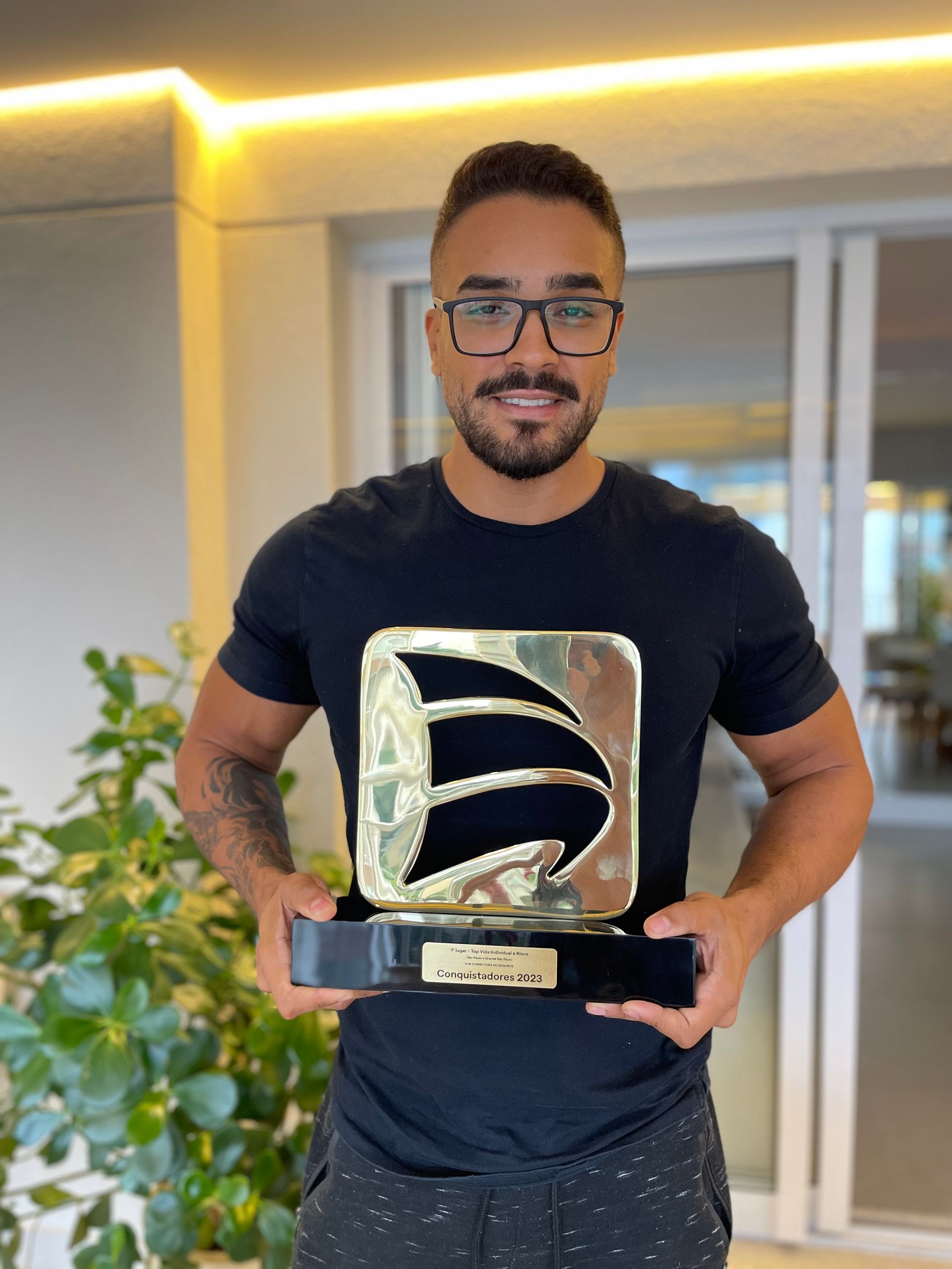 Imagem um troféu da Porto Seguro das Melhores Corretoras do Brasil mostrando um cliente da DrLeads em oitavo lugar nível Brasil