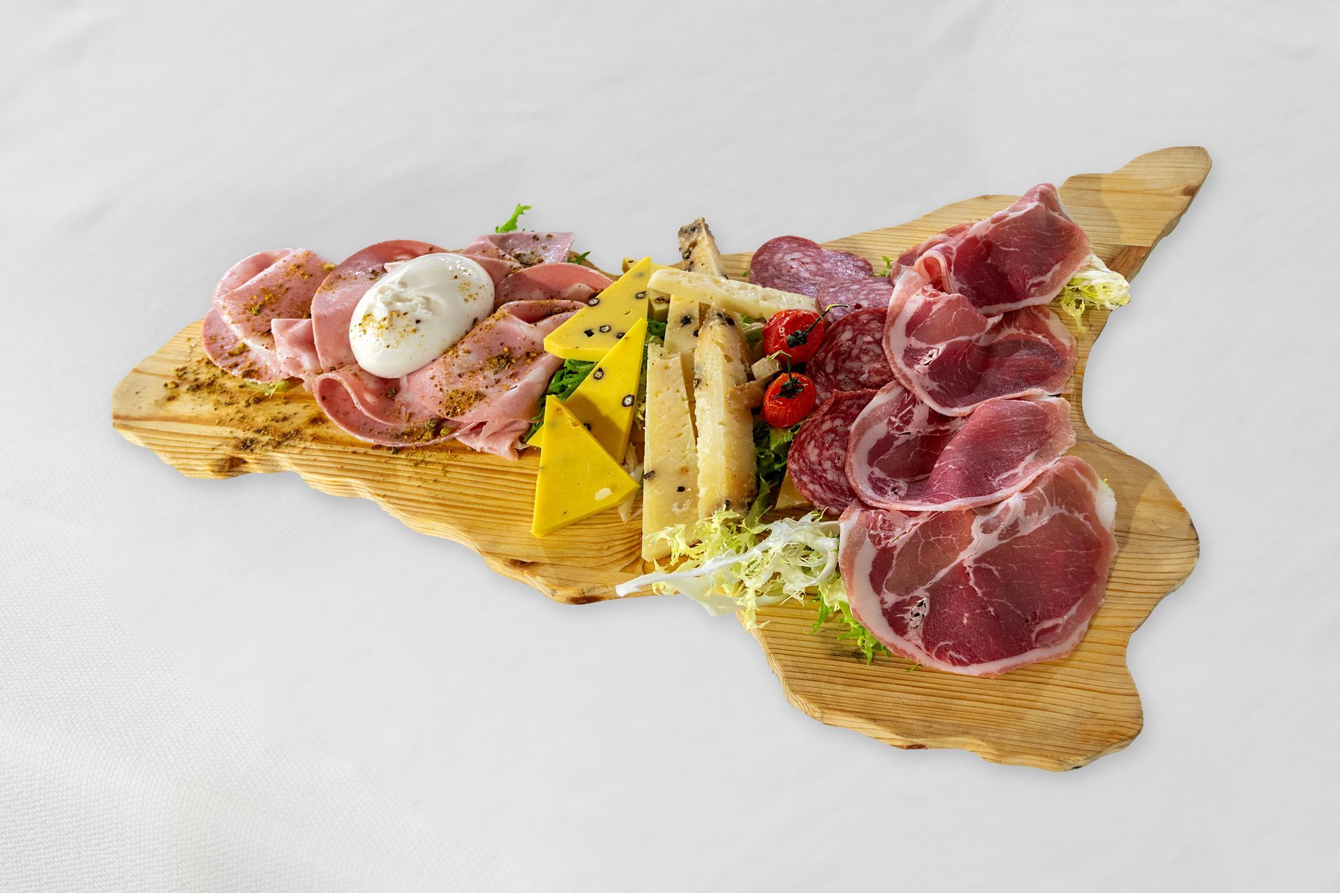Tagliere di salumi a forma di Sicilia con salumi, formaggi e contorni.