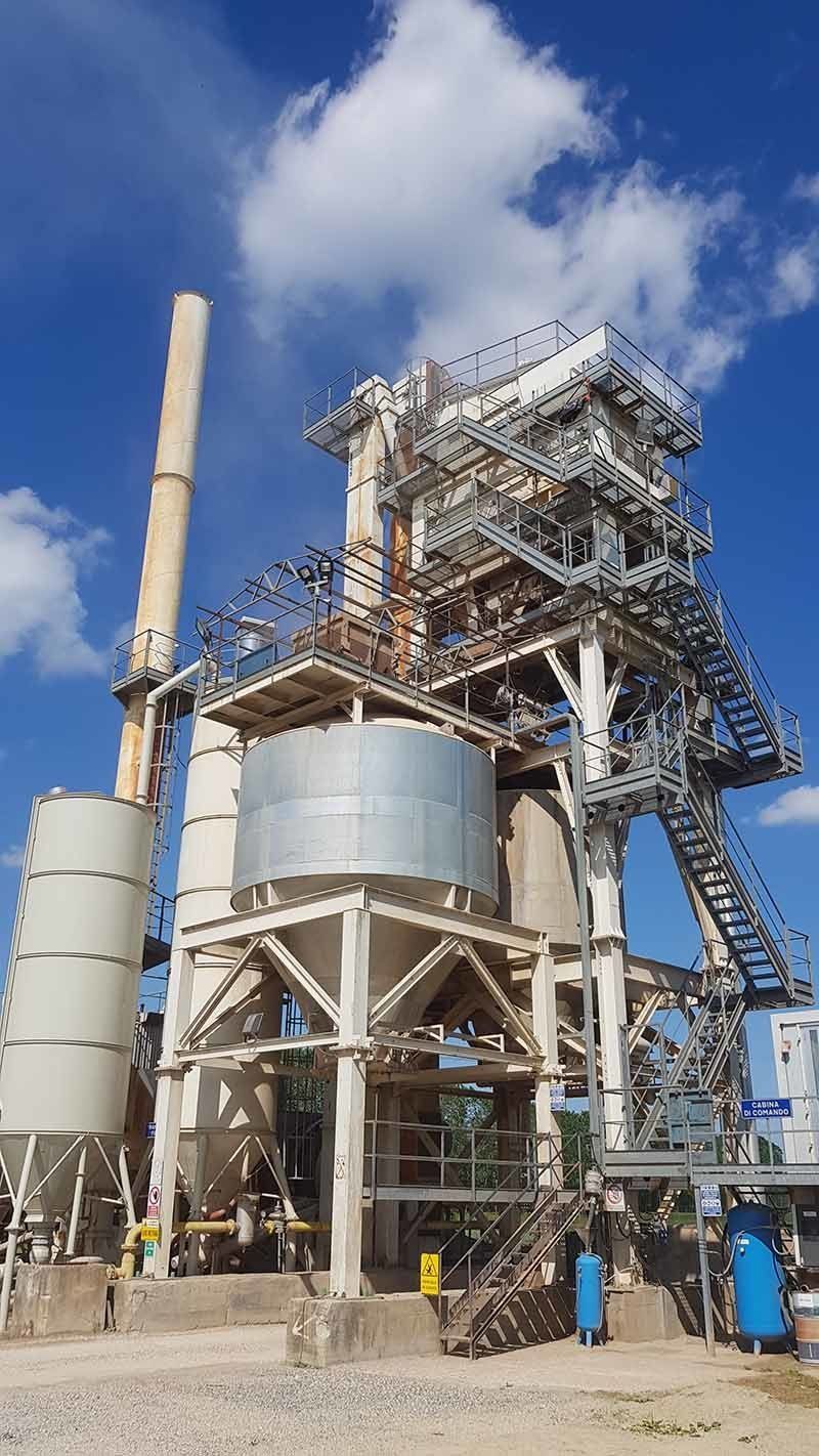 impianto per l'estrazione di materie prime per conglomerati e asfalti