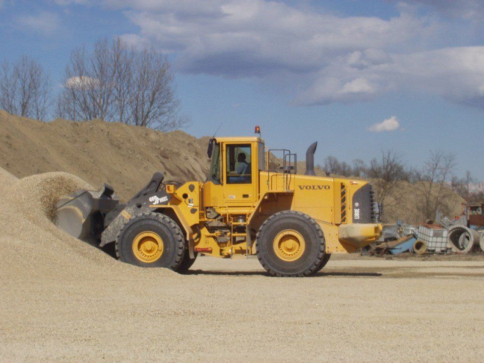 mezzo della ditta di estrazione e lavorazione di materiali edili