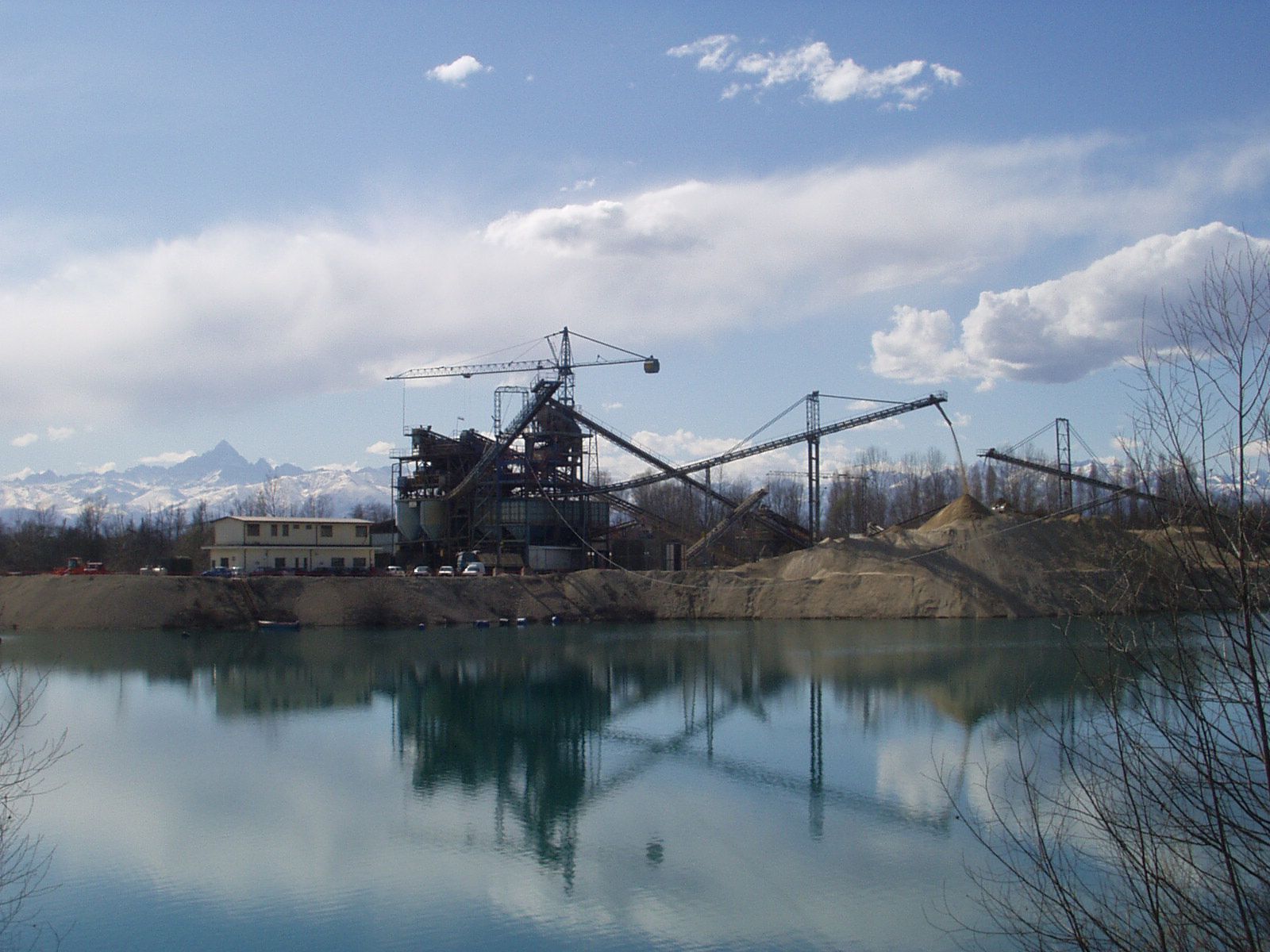 cantiere di estrazione di materiali per l'edilizia