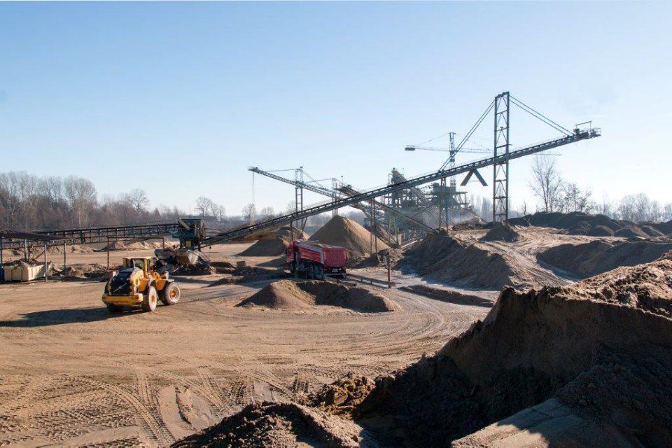 cantiere per l'estrazione e la produzione di aggregati per l'edilizia
