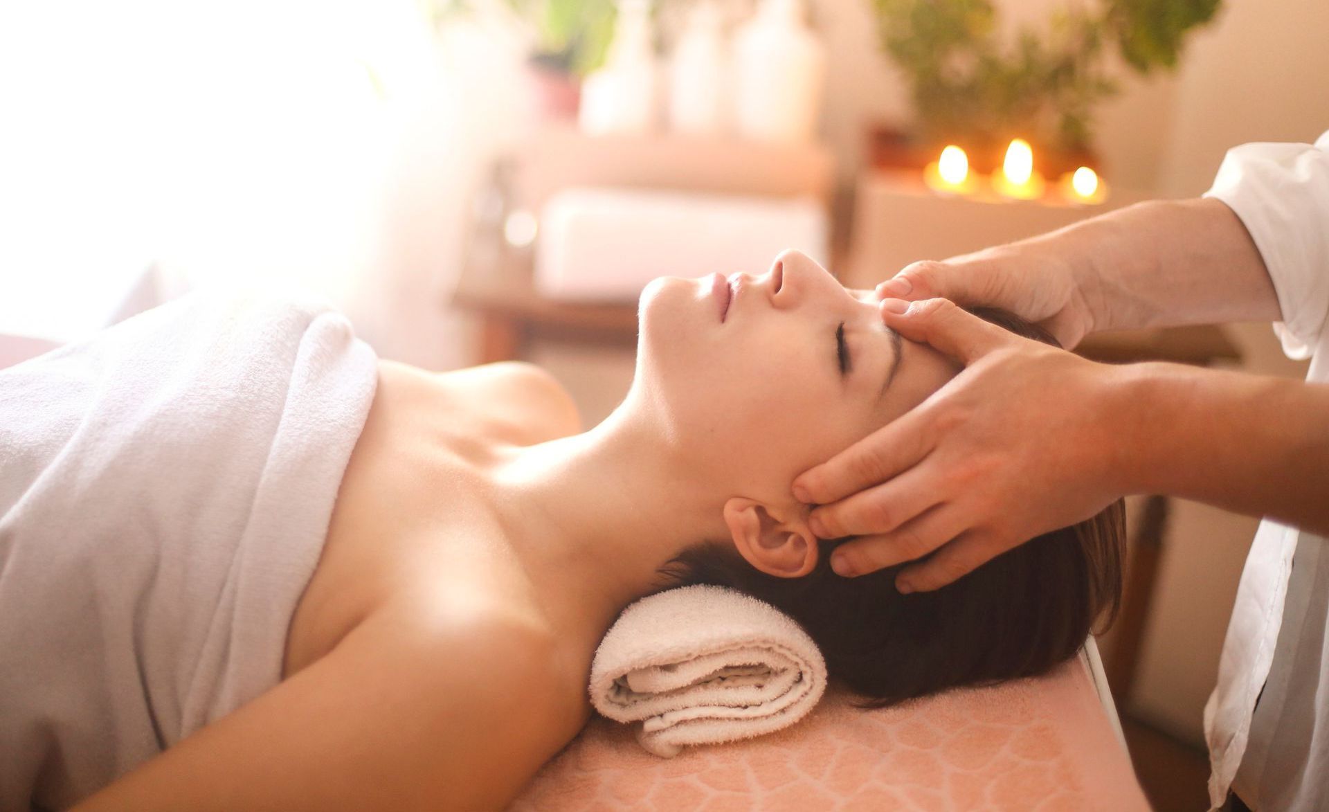 Una donna si sta facendo fare un massaggio alla testa in una spa.