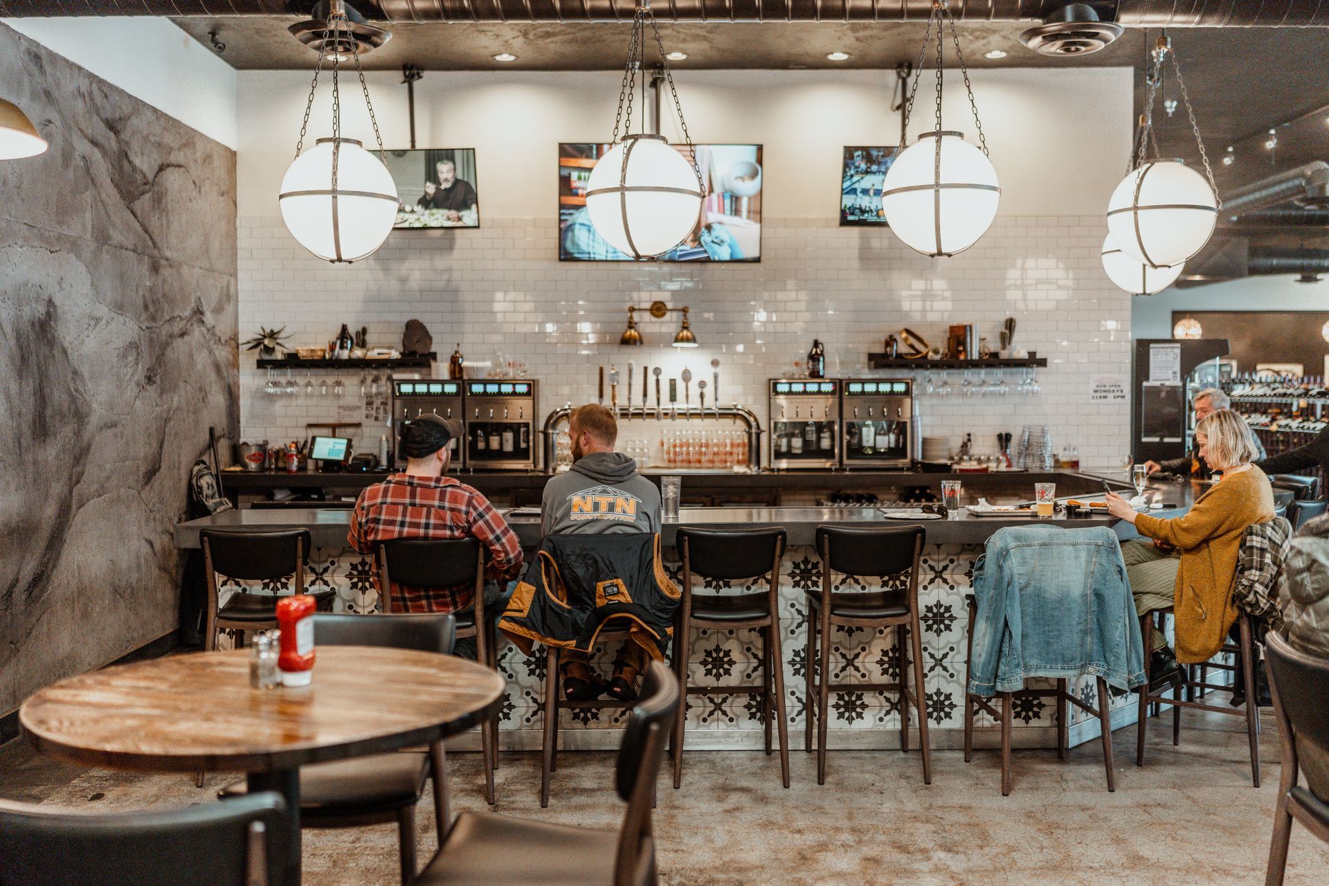 Craft Beer & Wine Bar with Restaurant Daily Happy Hour Prescott AZ