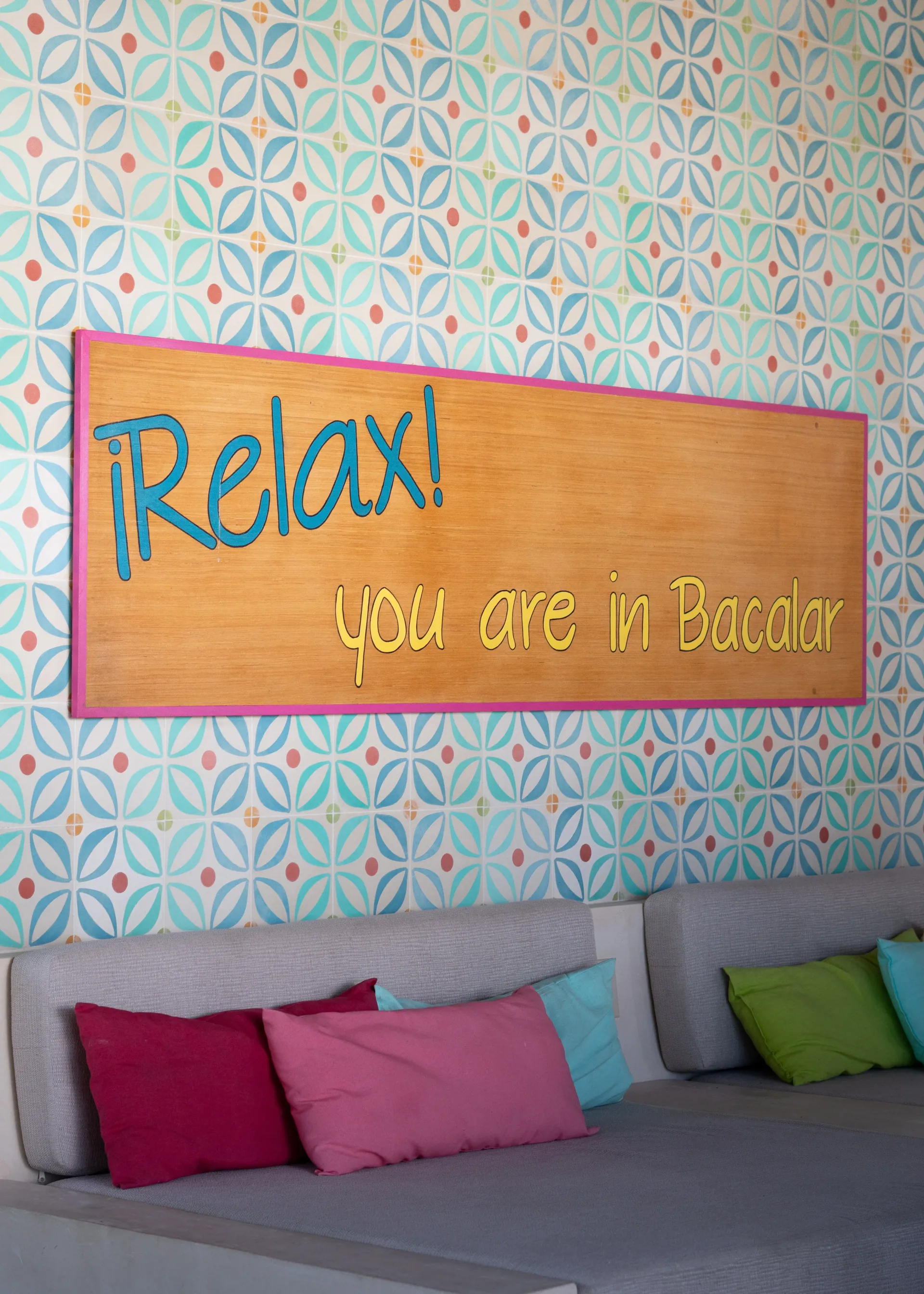 Un colorido cartel en la pared que dice 