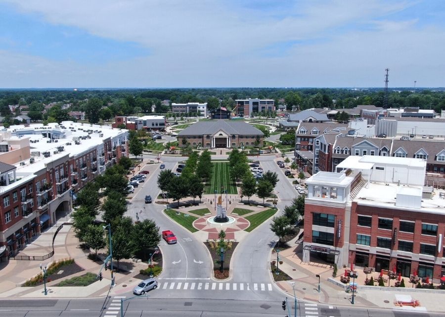 Indy suburb downtown area, Pros & cons of living in Indianapolis versus the suburbs Indy suburb downtown area, Pros & cons of living in Indianapolis versus the suburbs