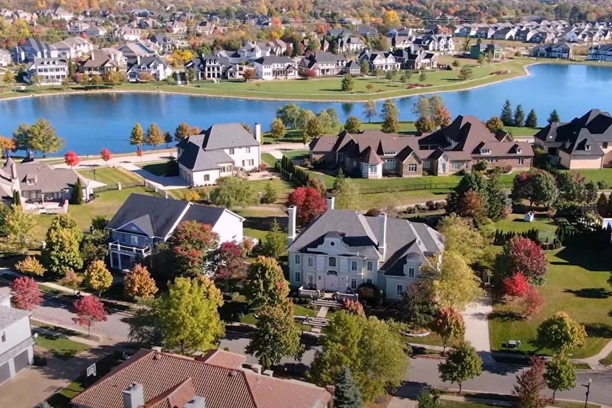 luxury neighborhood near Indianapolis, HOA concerns when moving to Indianapolis (1) Carmel Indiana, How far north is too far for Indianapolis