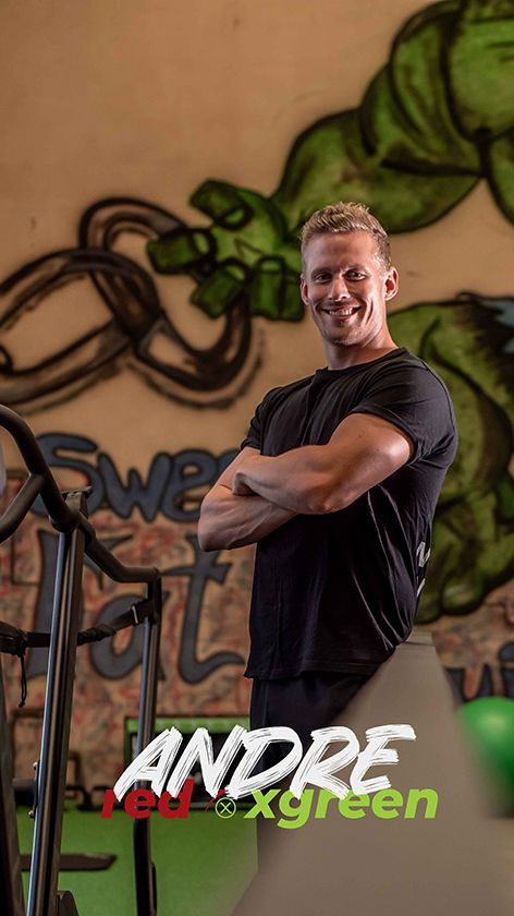 Ein Mann steht in einer Turnhalle vor einem Wandgemälde des Hulk.