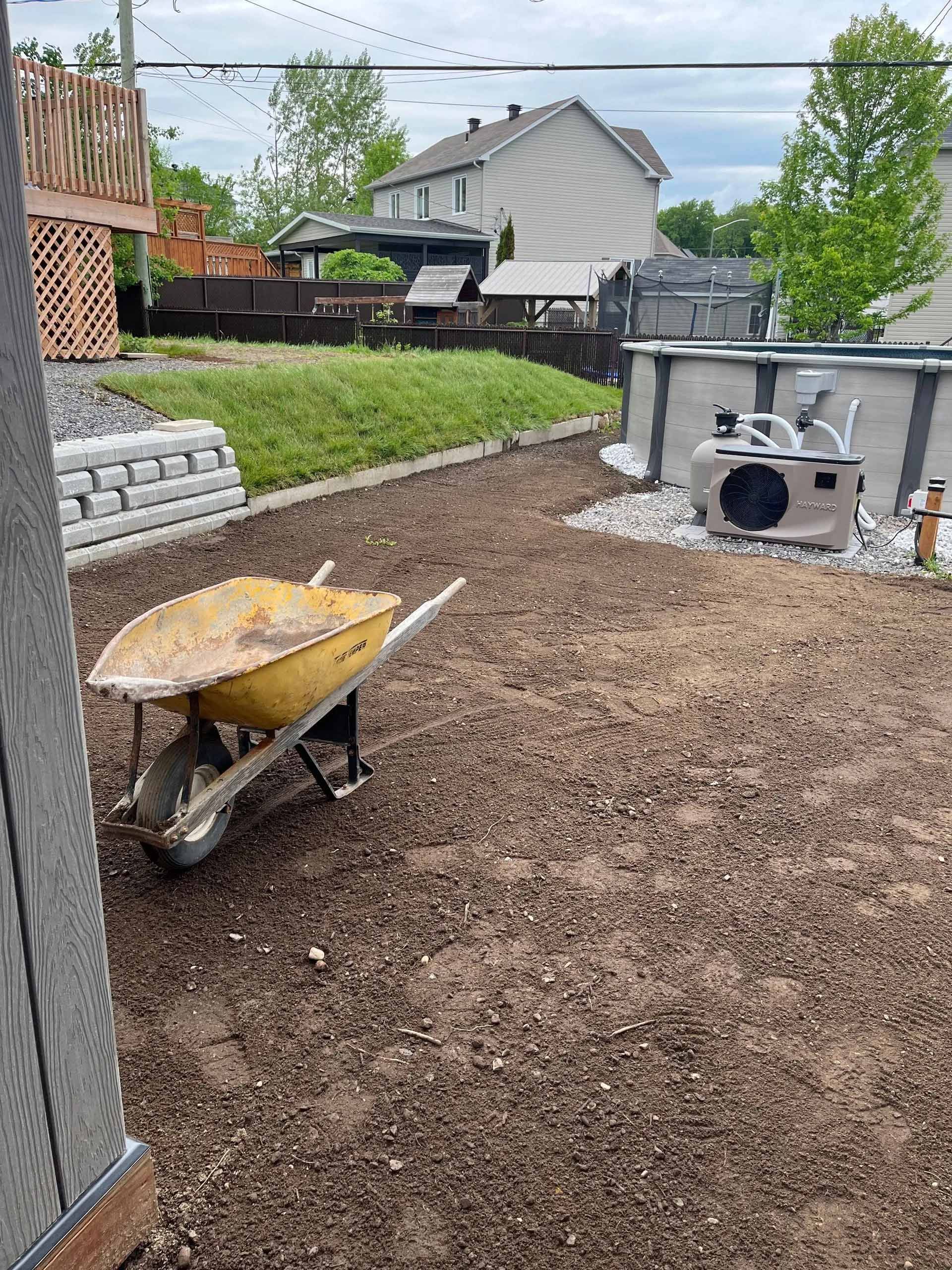 Image de substitution, avec une grande forme ressemblant à une montagne, et un cercle plus petit au-dessus.