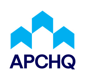 Logo bleu : trois formes de maisons stylisées au-dessus de « APCHQ » en bleu foncé.