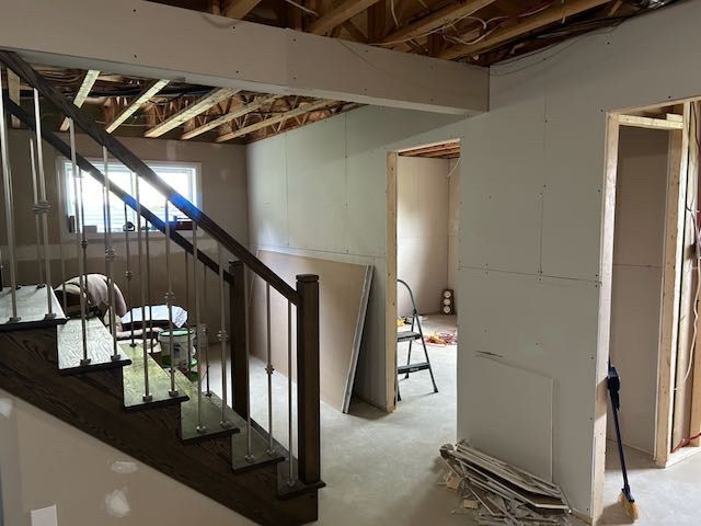 Rénovation du sous-sol en cours, comprenant l'escalier et la création de nouvelles pièces, avec installation des cloisons sèches.