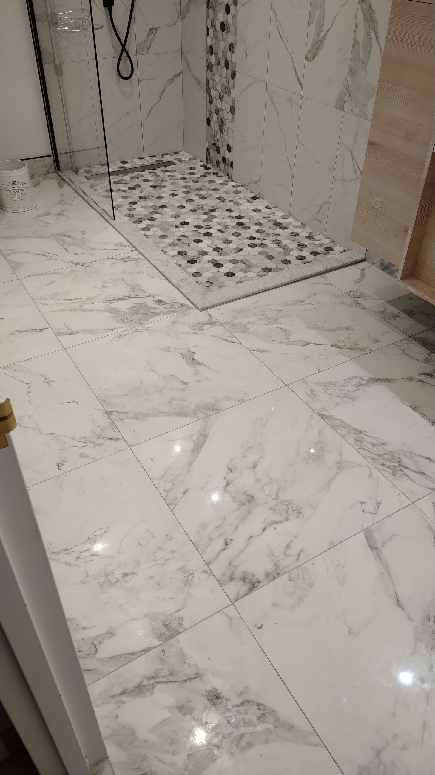 Salle de bains avec sol en marbre et douche avec sol en pierre.