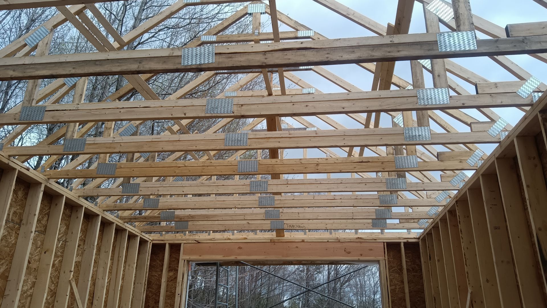 Charpente et chevrons en bois d'un bâtiment en construction.