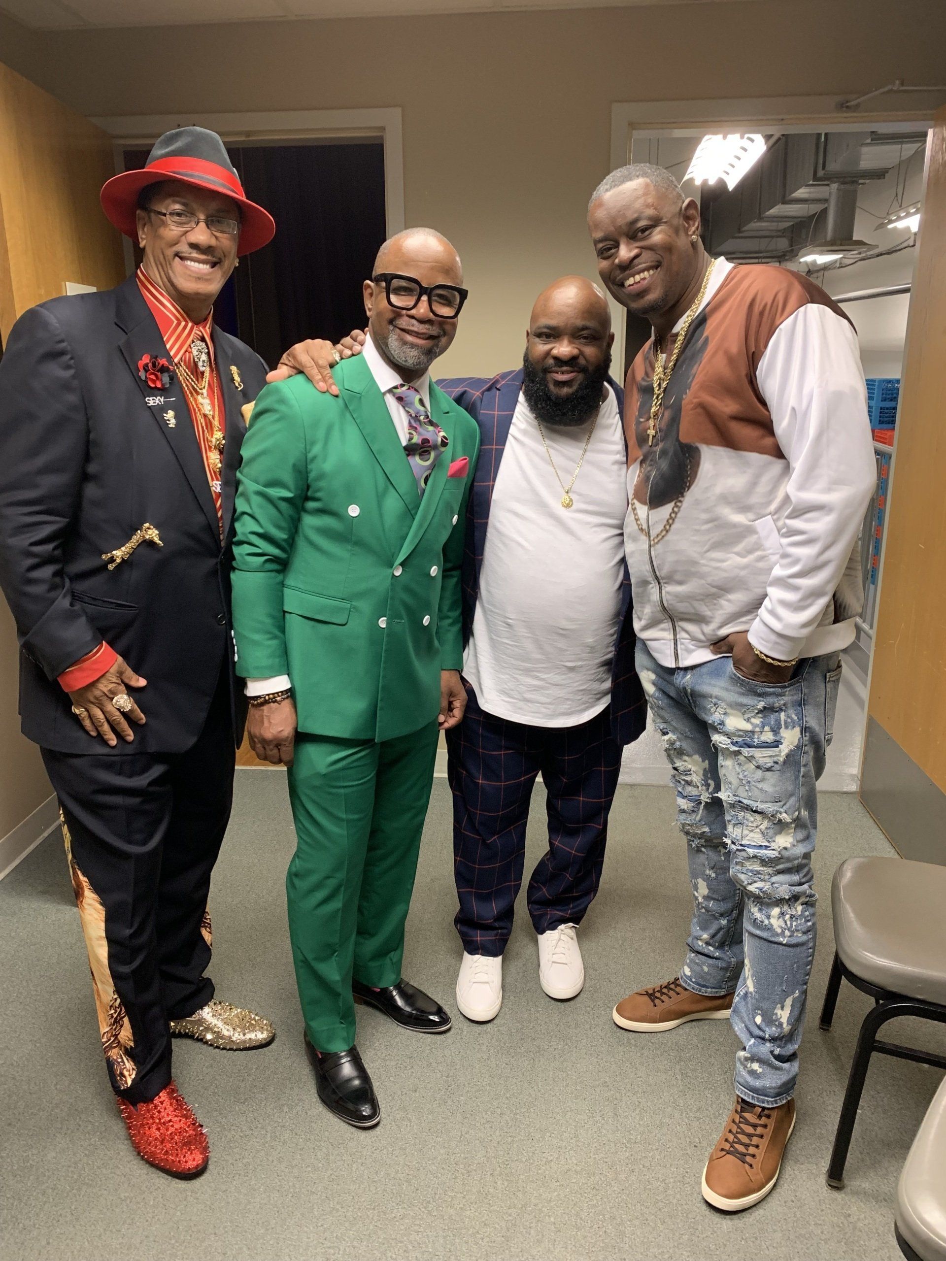 A group of men in suits and hats are posing for a picture.