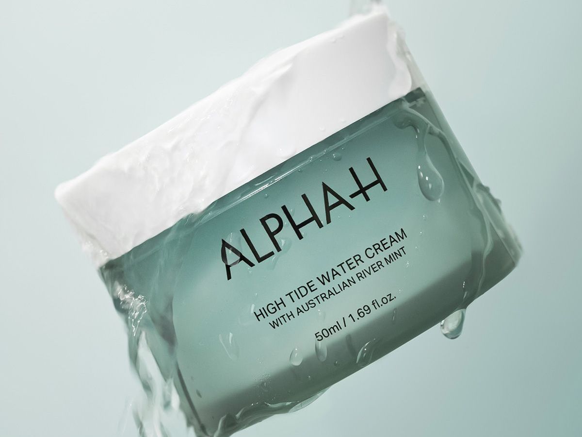 Verbeter de huid op cellulair niveau met Alpha-H
Door uitsluitend te werken met hoogwaardige, bewezen ingrediënten, trekken de producten van Alpha-H huidcellen uit hun comfort zone. De krachtige producten van Alpha-H zijn in staat om op cellulair niveau te werken en van binnenuit te zorgen voor huidverbetering. Op korte én lange termijn.
“You have to get skin out of its comfort zone”