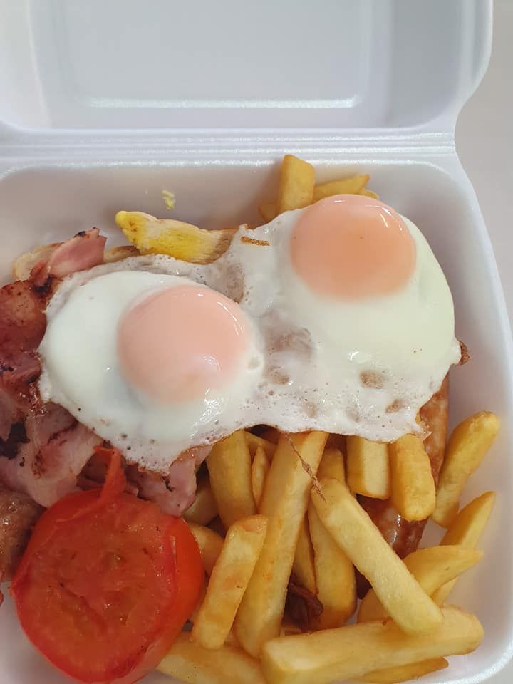 Fried Eggs, Bacon, Tomato and Chips — Mount Louisa Snack Bar in Mount Louisa, QLD