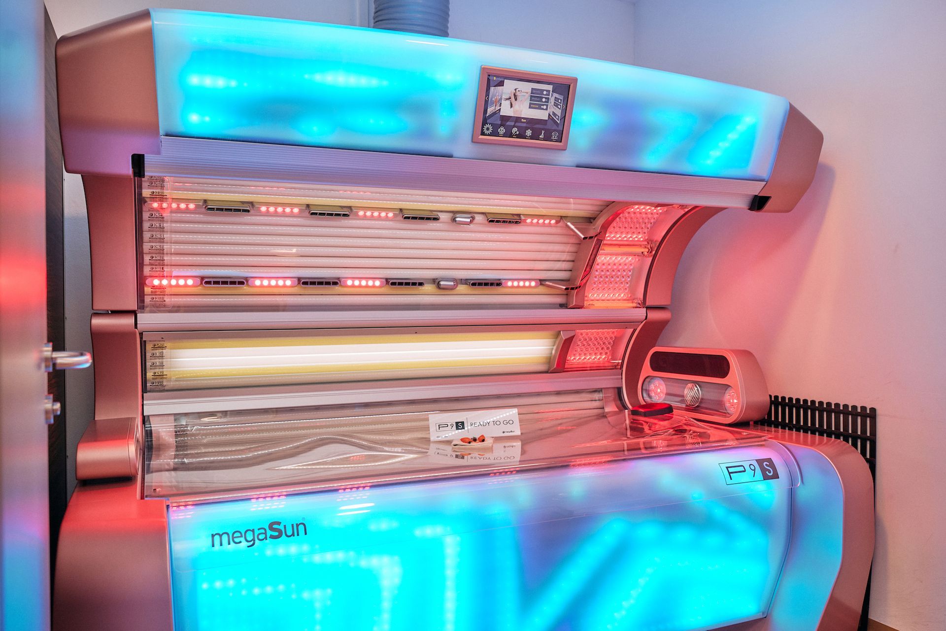 ein solarium mit blauen und roten lichtern