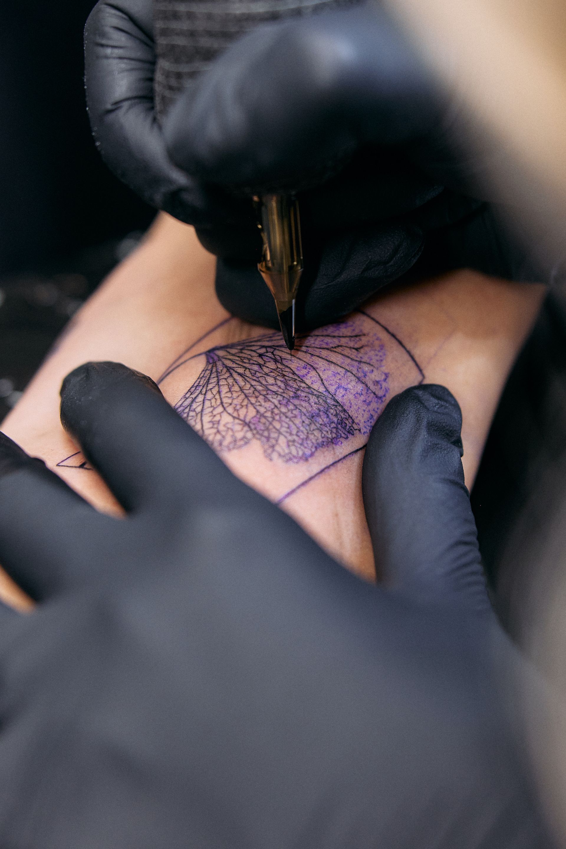 Tattoo wird auf Haut gemalt
