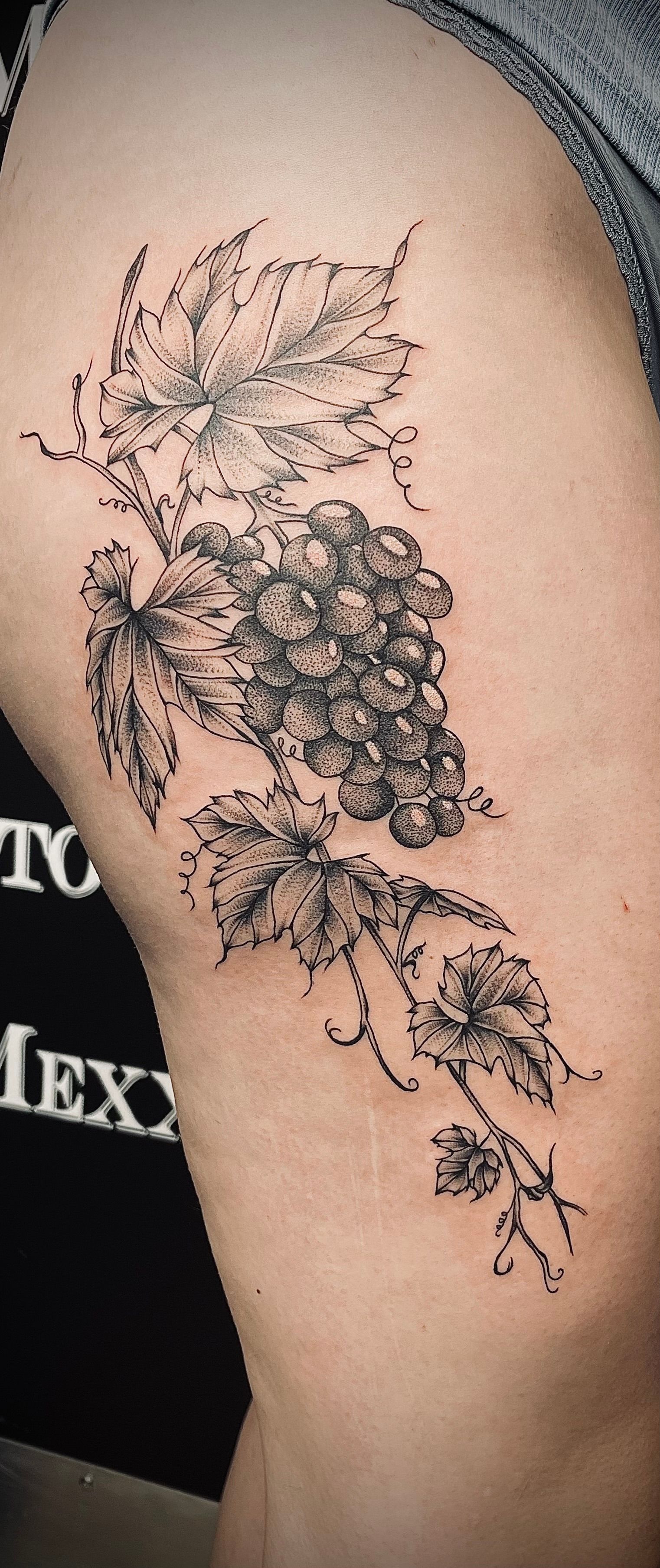 eine Frau mit einem schwarz-weißen Tattoo auf ihrem Oberschenkel