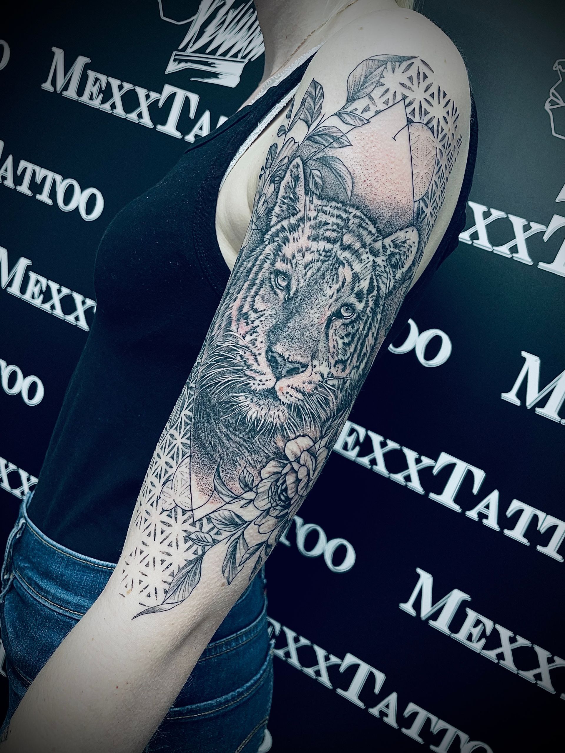 eine Frau mit einem Tattoo auf ihrem Arm