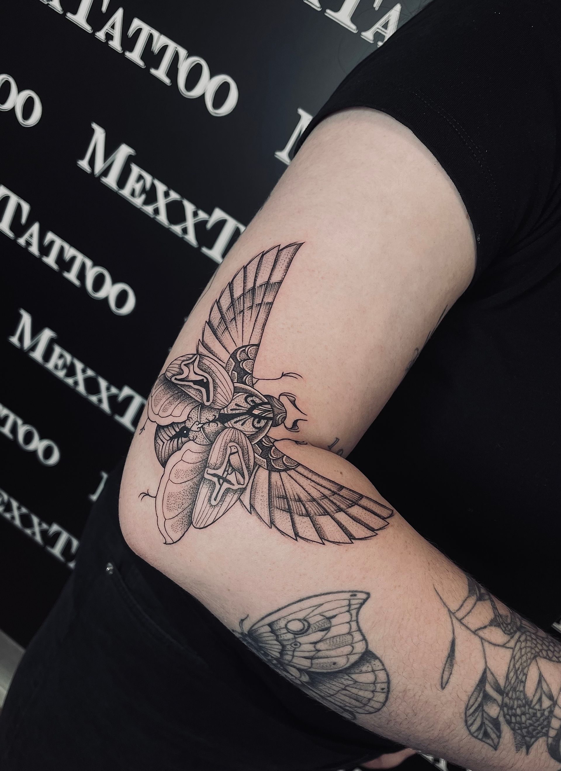 eine Nahaufnahme einer Person mit einem Tattoo auf ihrem Arm