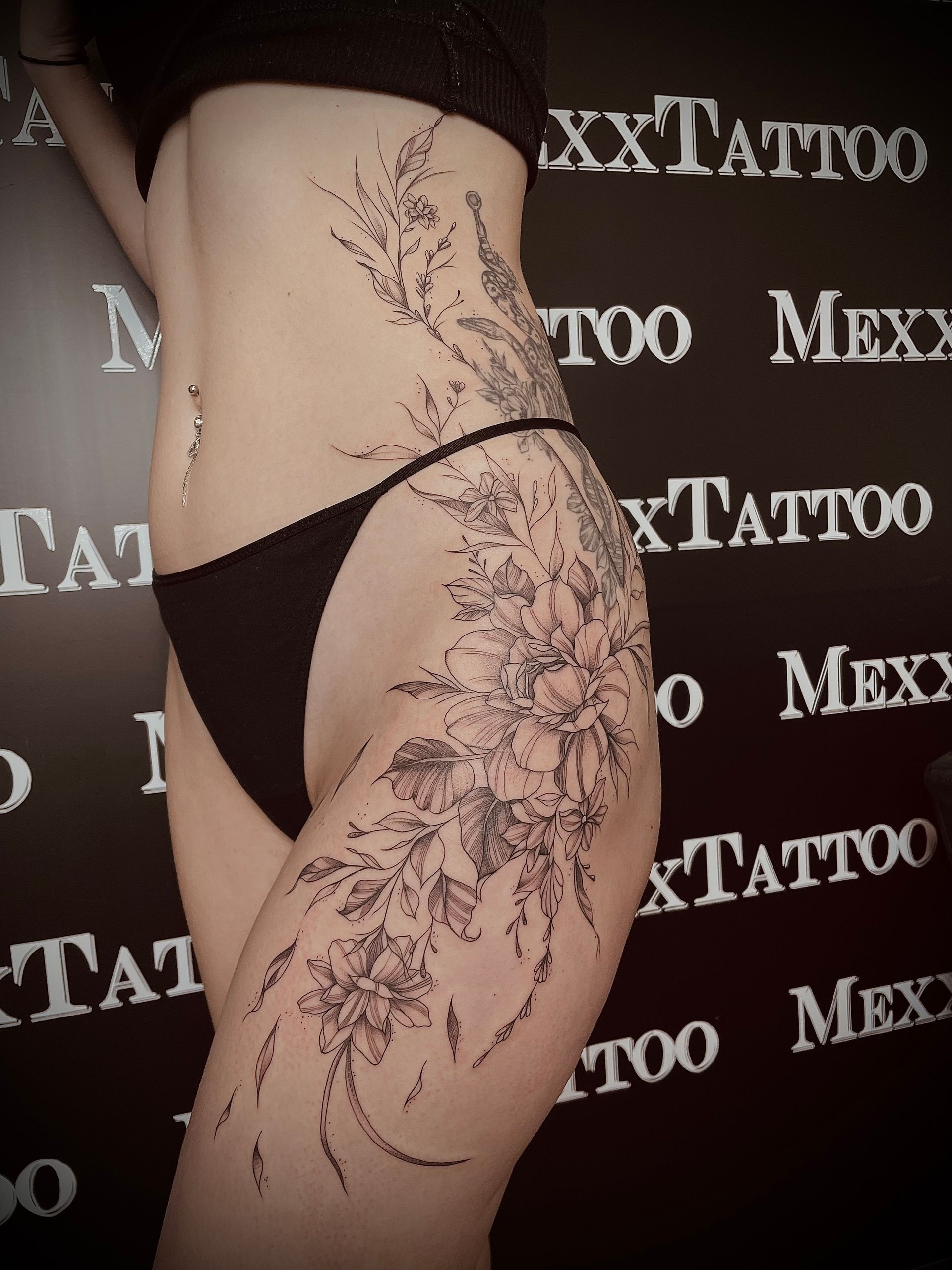 eine Frau mit einem Tattoo auf ihrem Oberschenkel