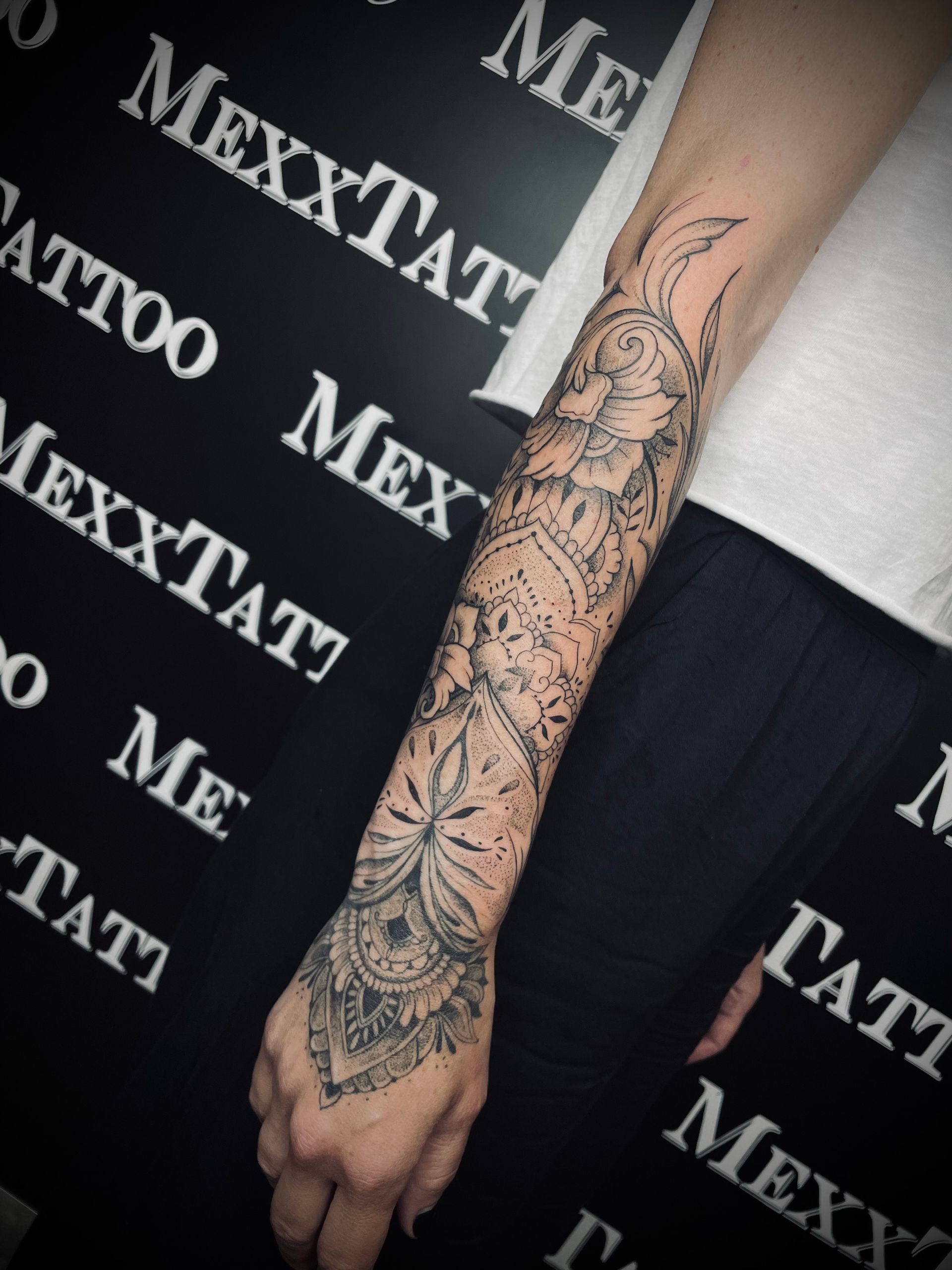 eine Person mit einem Tätowierungsdesign auf ihrem Arm