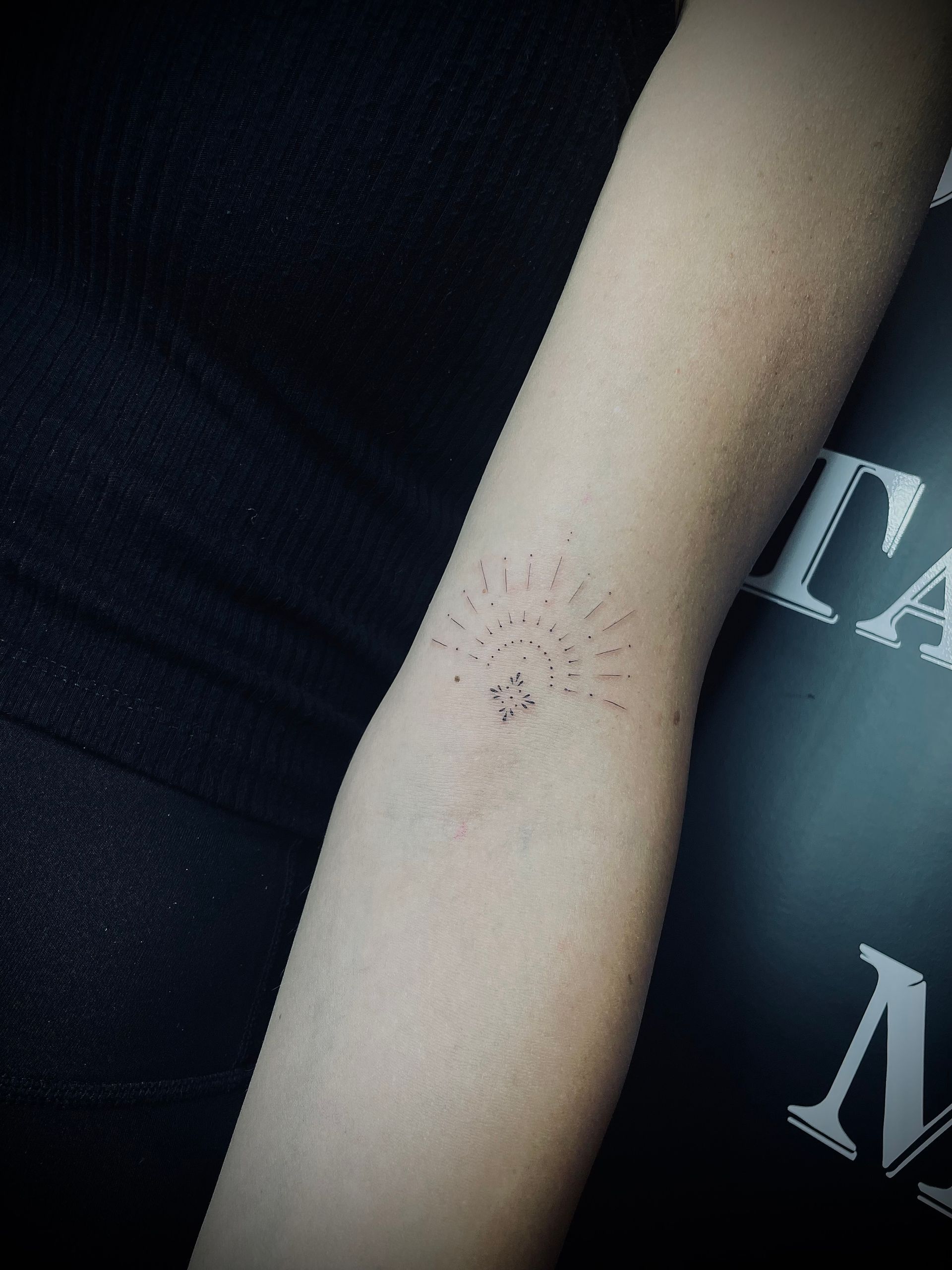 eine Person mit einem kleinen Tattoo auf ihrem Arm