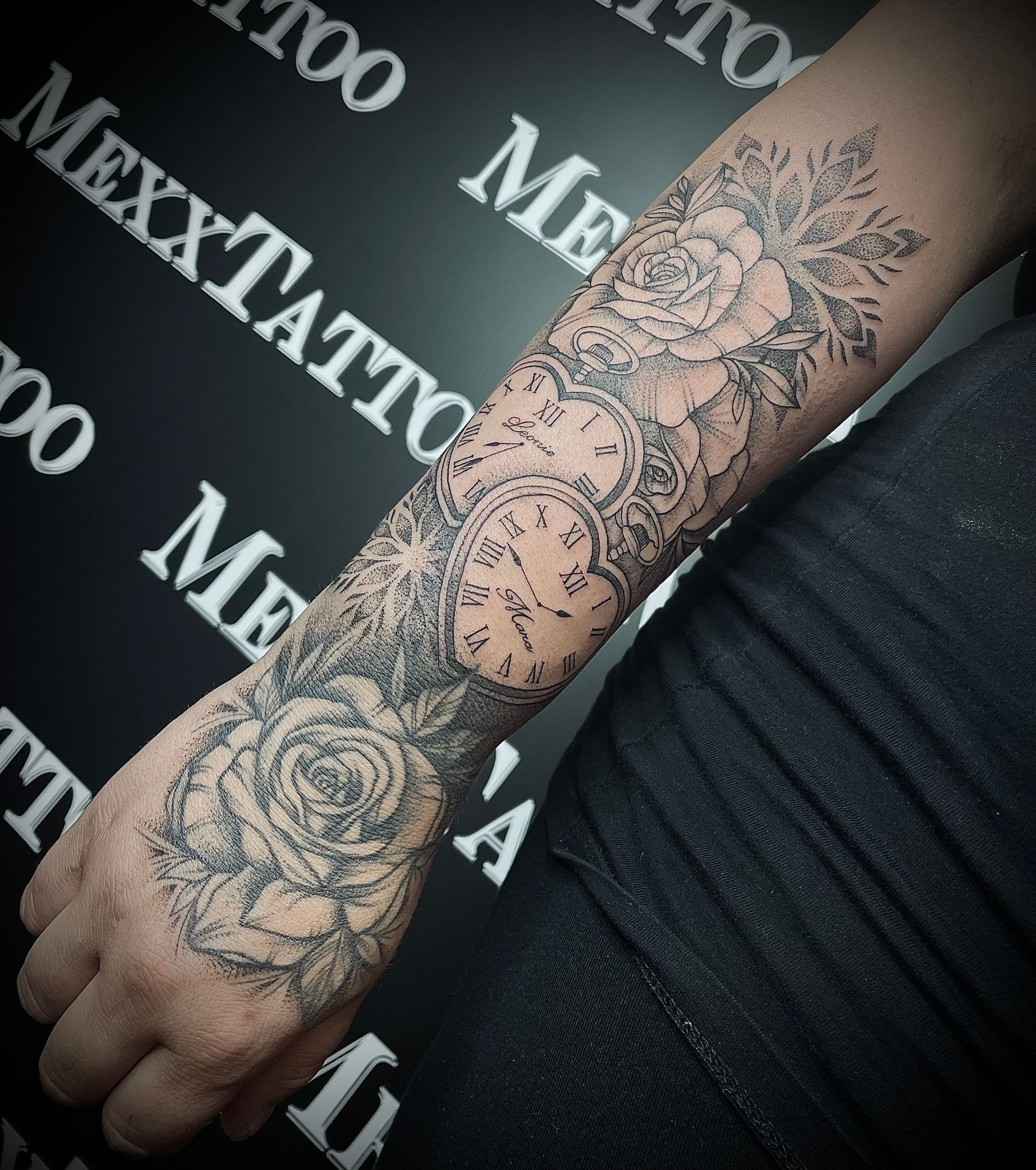 eine Person mit einem Tattoo auf ihrem Arm