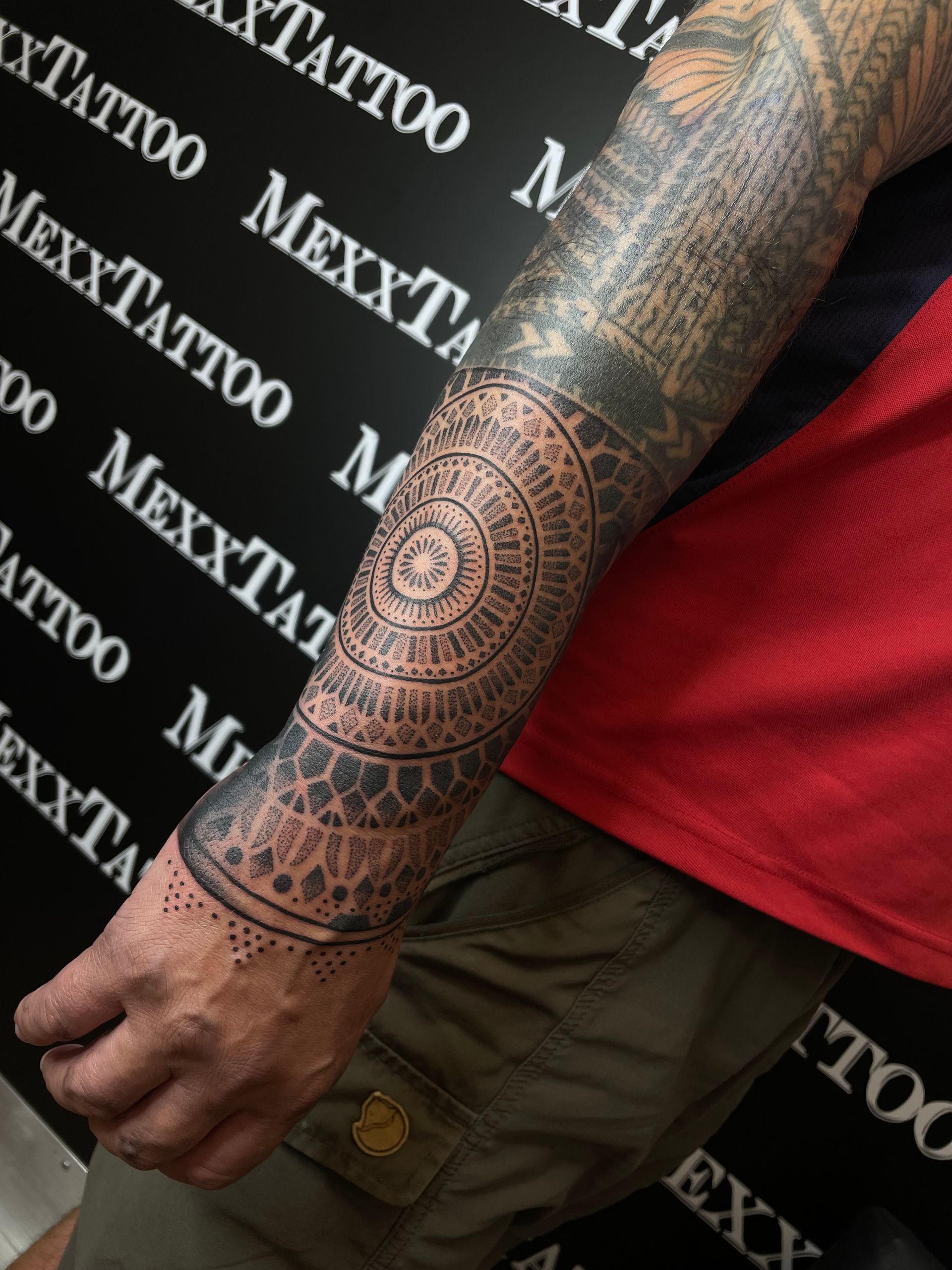 ein Mann mit vielen Tätowierungen auf seinem Arm