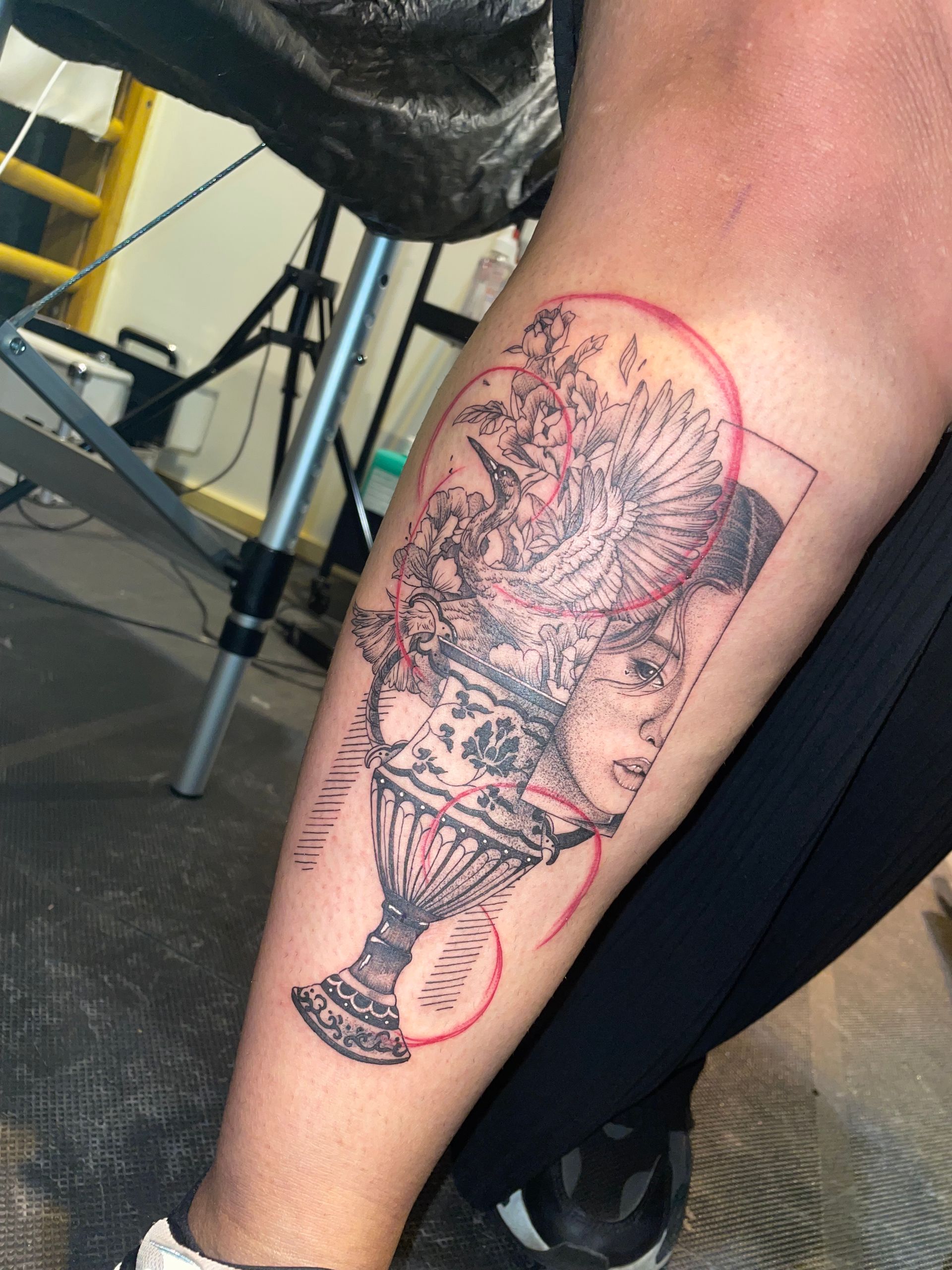 eine Person mit einem Tattoo auf ihrem Bein .