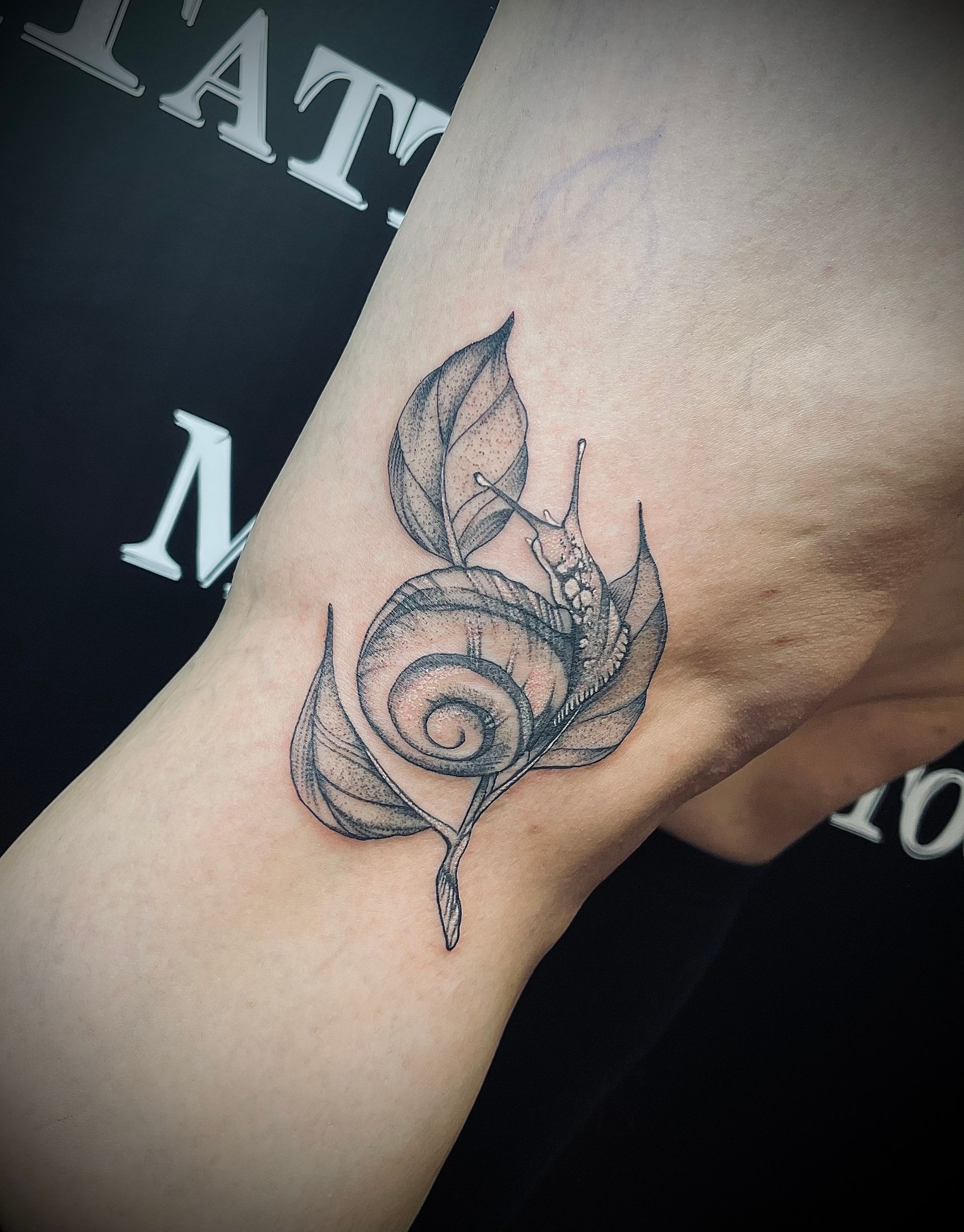 eine Nahaufnahme einer Person mit einem Tattoo auf ihrem Arm