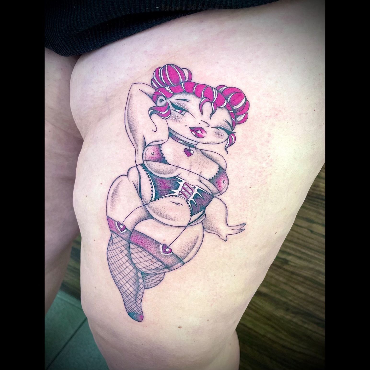 eine Frau mit einem Tattoo auf ihrem Oberschenkel