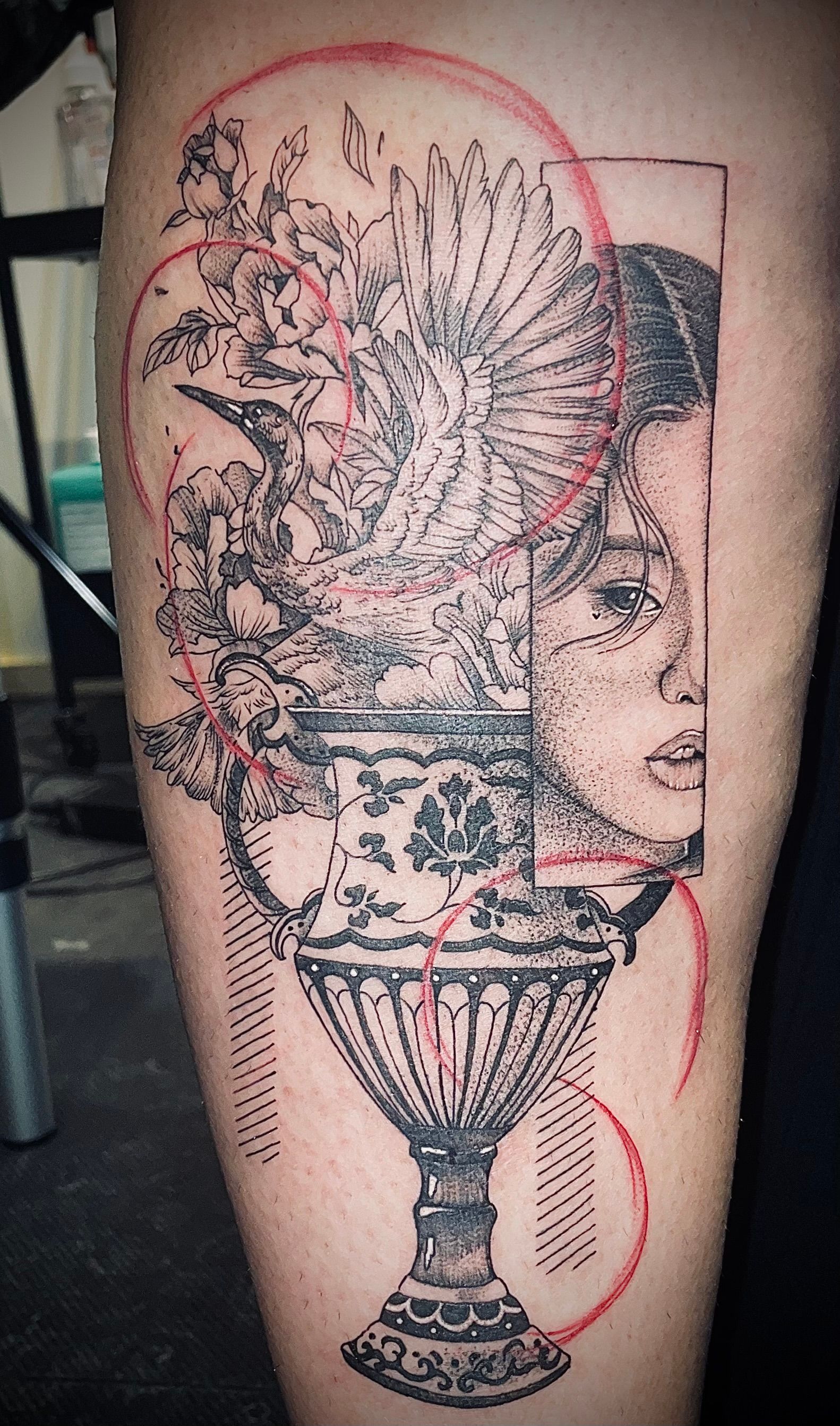 ein Schwarz-Weiß-Tattoo mit einem Schädel in einer Tasse