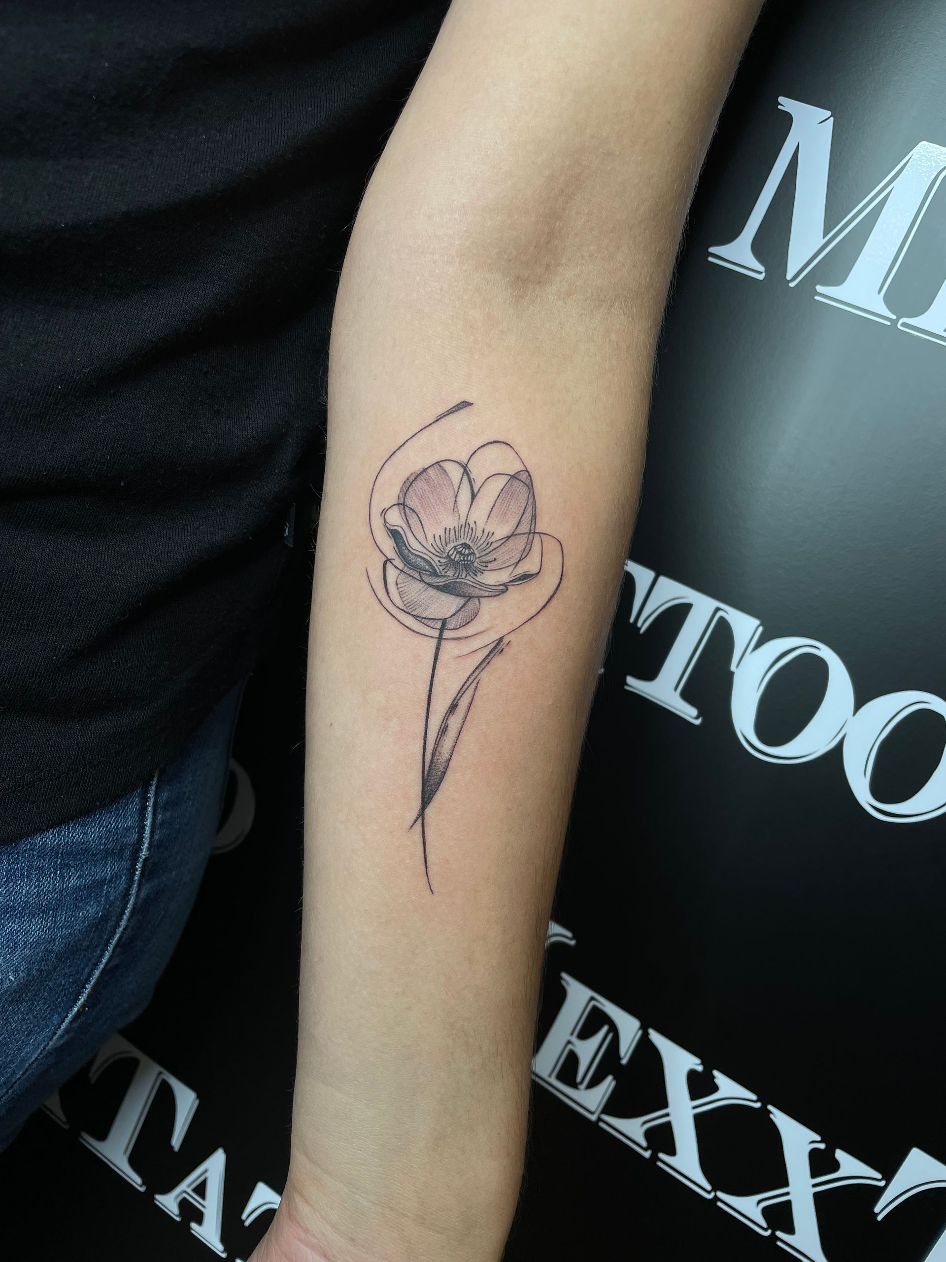 eine Nahaufnahme einer Person mit einem Tattoo auf ihrem Arm