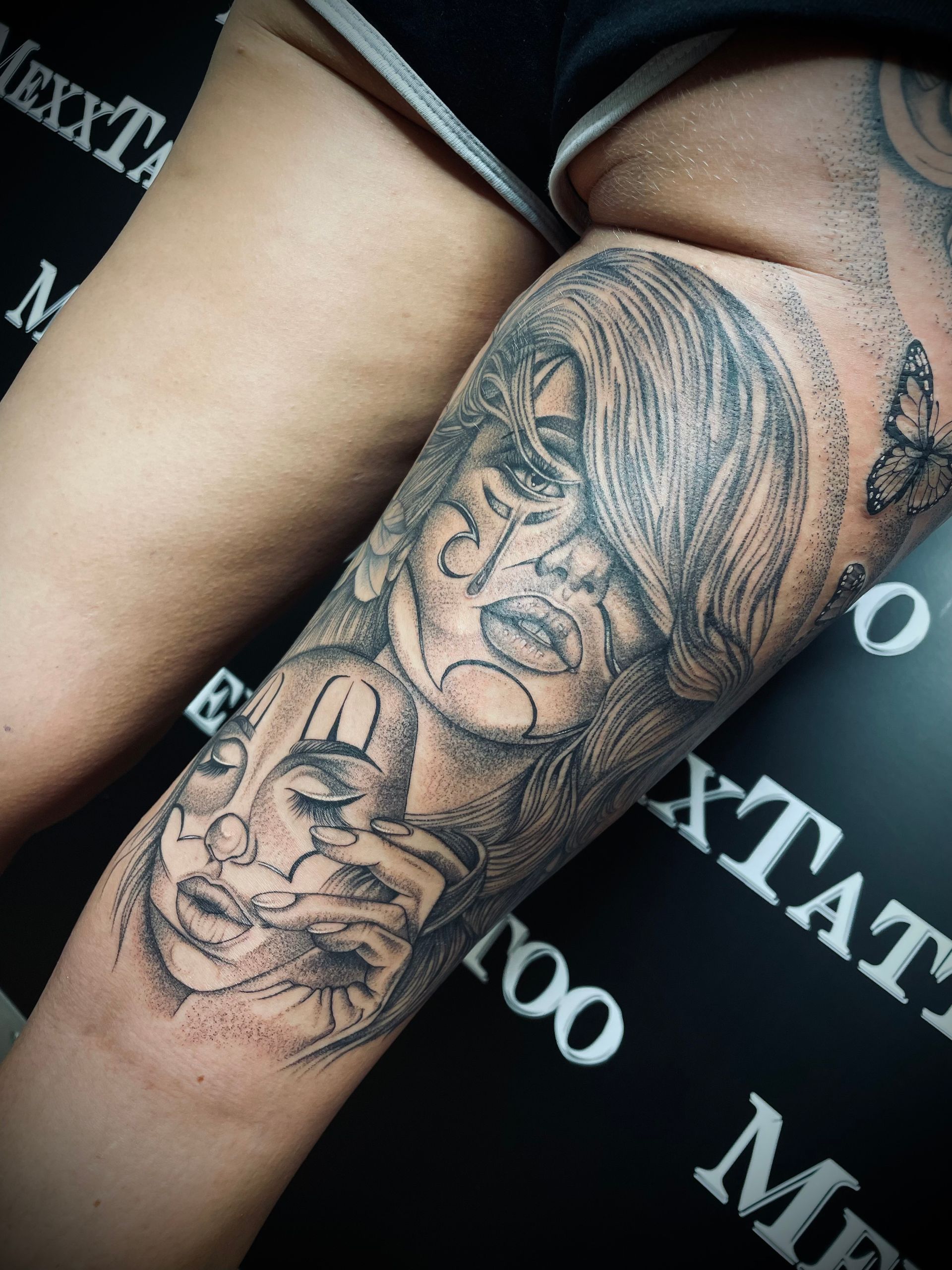 eine Frau mit vielen Tätowierungen auf ihrem Bein