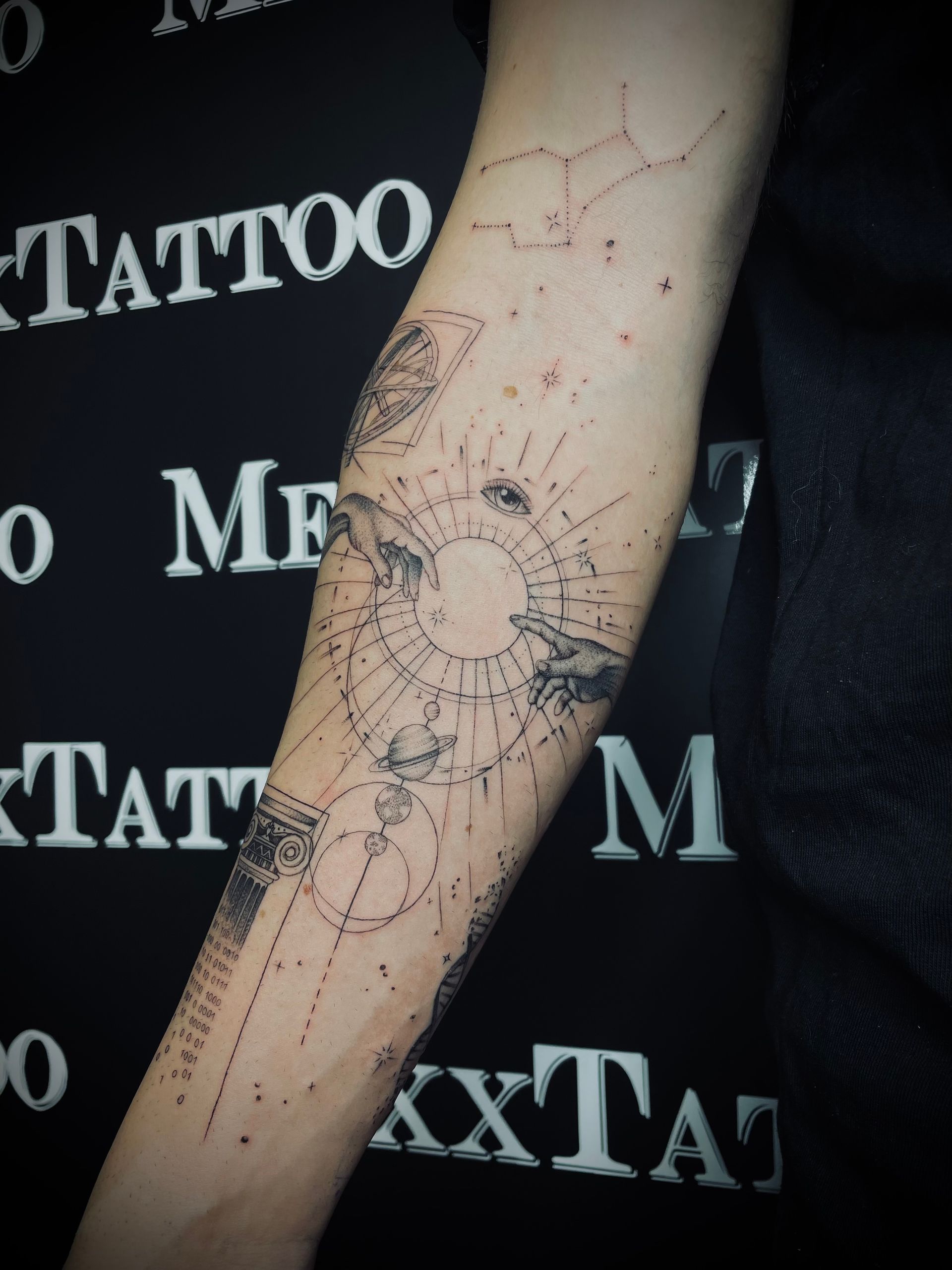 eine Person mit einem Tattoo auf ihrem Arm