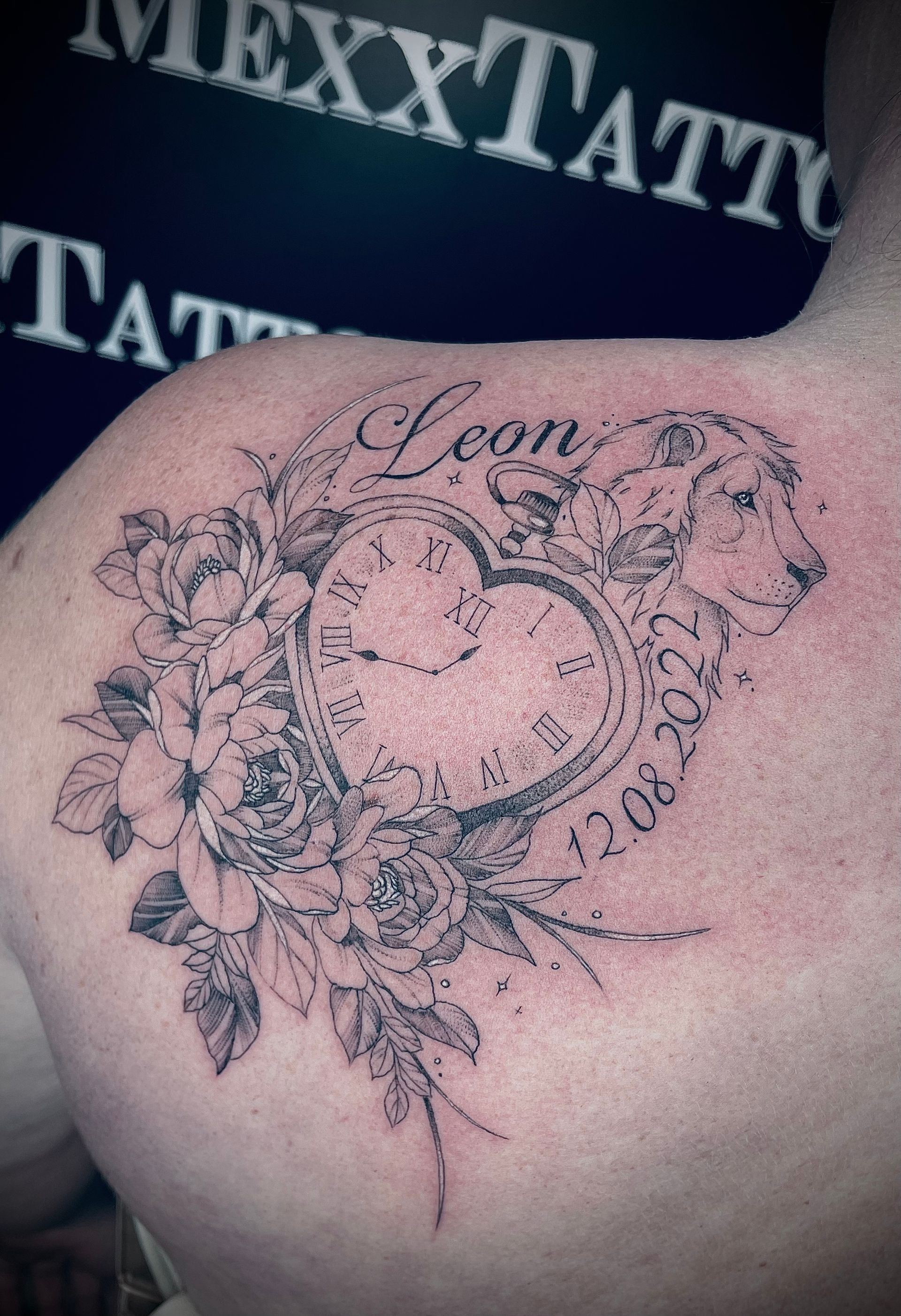 ein Mann mit einem Tattoo auf seinem Rücken mit dem Namen leon