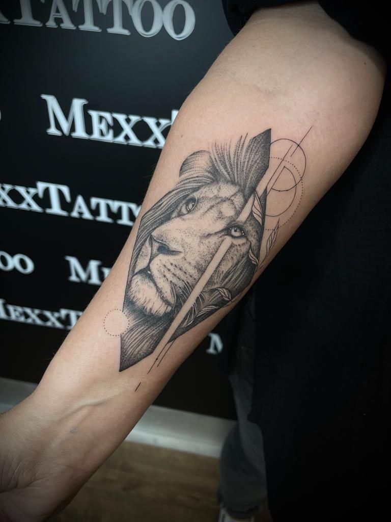 ein Mann mit einem Tattoo eines Löwen auf seinem Arm