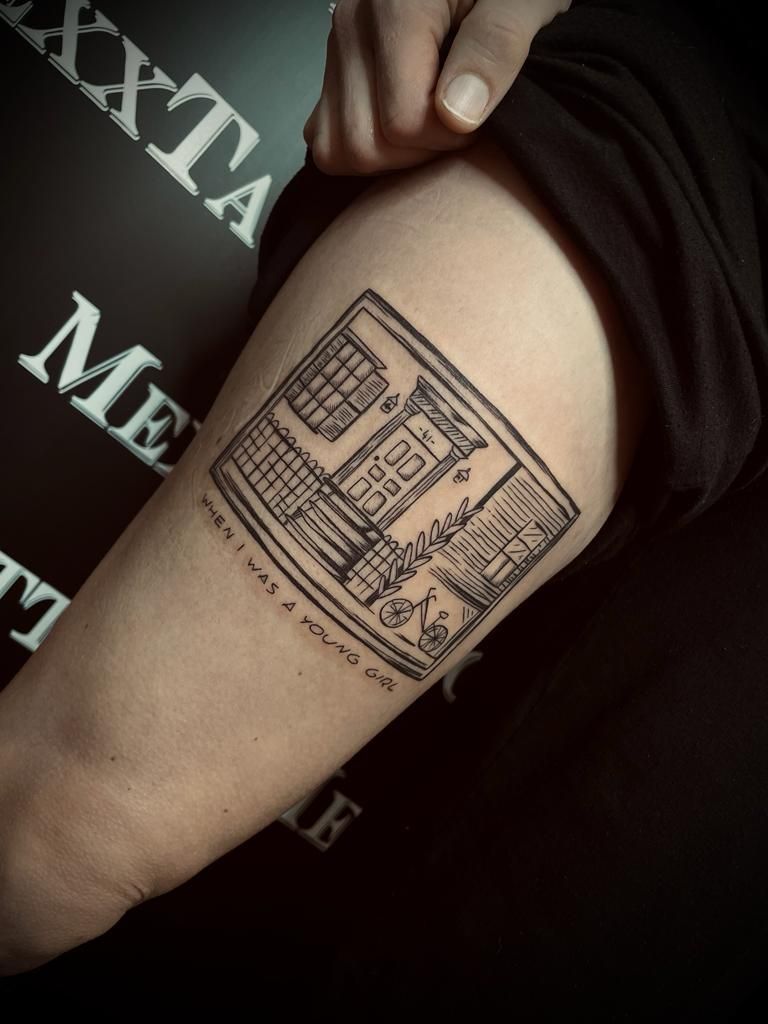 eine Person mit einem Tattoo auf ihrem Oberschenkel