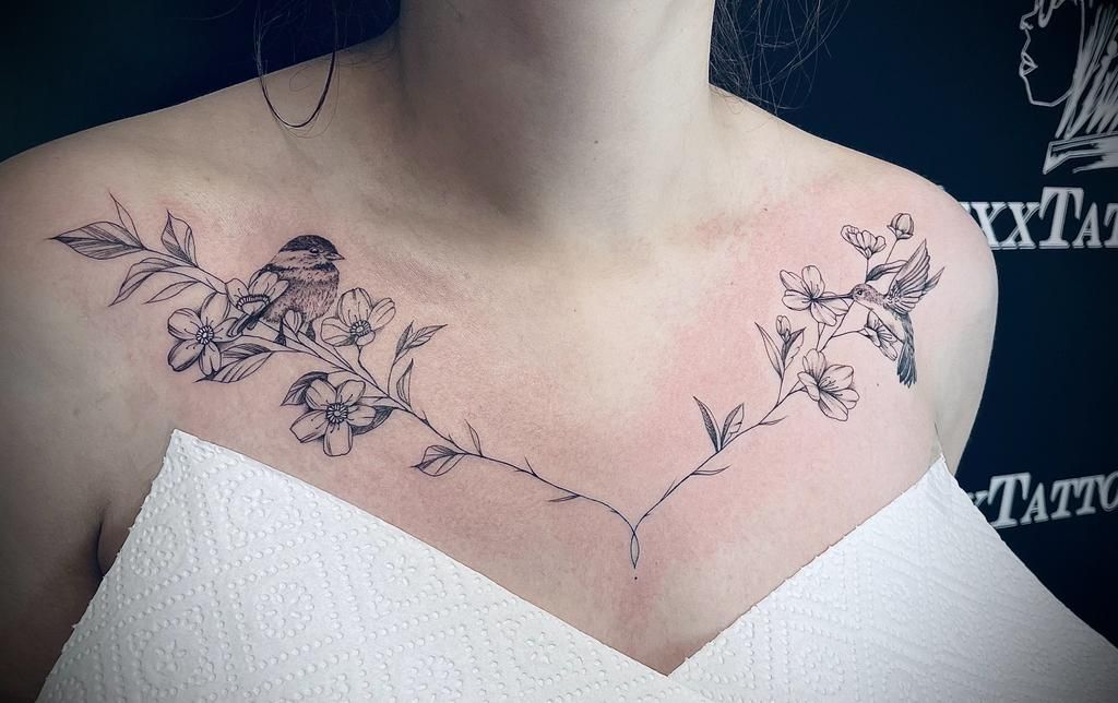 eine Frau mit einem Tattoo auf ihrer Brust .