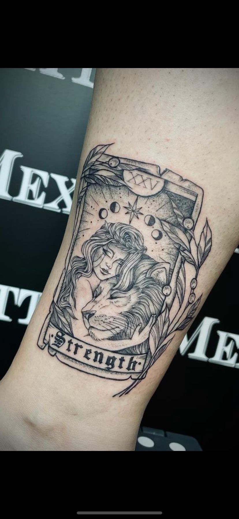 eine Nahaufnahme einer Tätowierung auf einem Arm