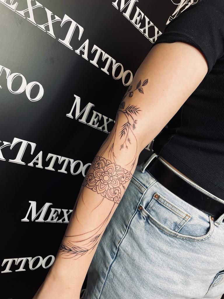 eine Frau mit einem Blumentattoo auf ihrem Arm