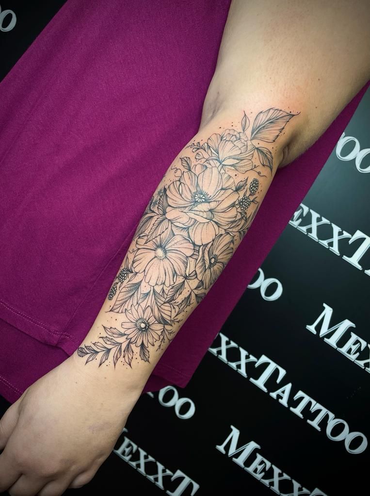 eine Frau mit einem Tattoo von einer Eule auf ihrem Arm