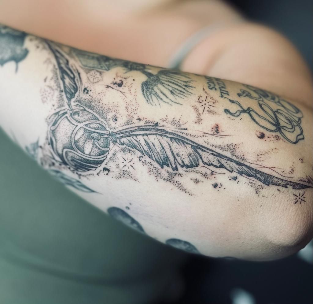 eine Frau mit vielen Tätowierungen auf ihrem Arm