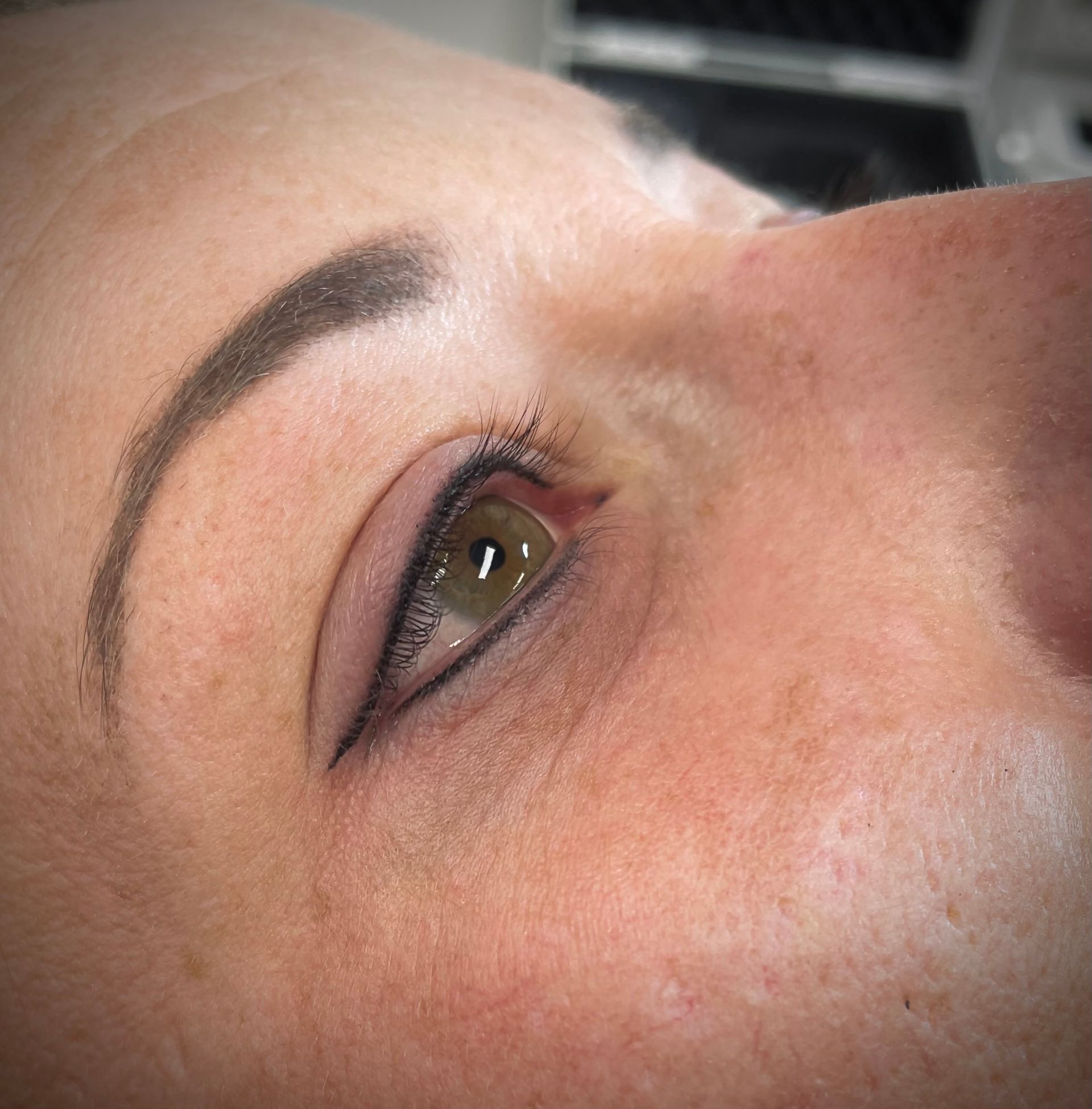 Nahaufnahme eines weiblichen Auges mit Eyeliner